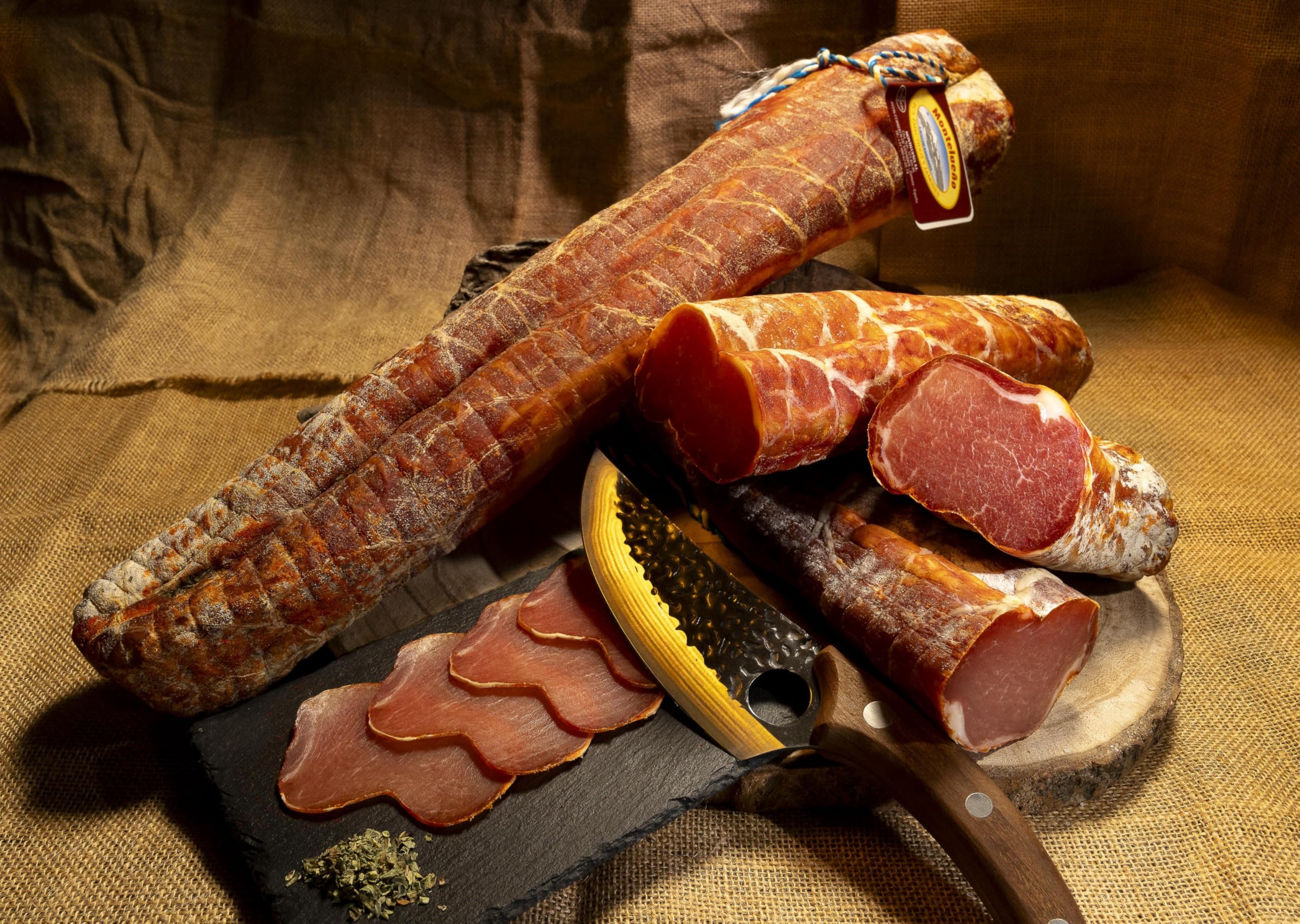MONTELUEÑO | Cesta Gourmet - Surtido de embutidos naturales con Salchichón, Chorizo, Lomo, Queso, Aceite de Oliva Virgen Extra, Picos. Ideal para picoteo, regalo, cesta navidad (Gourmet) - 5
