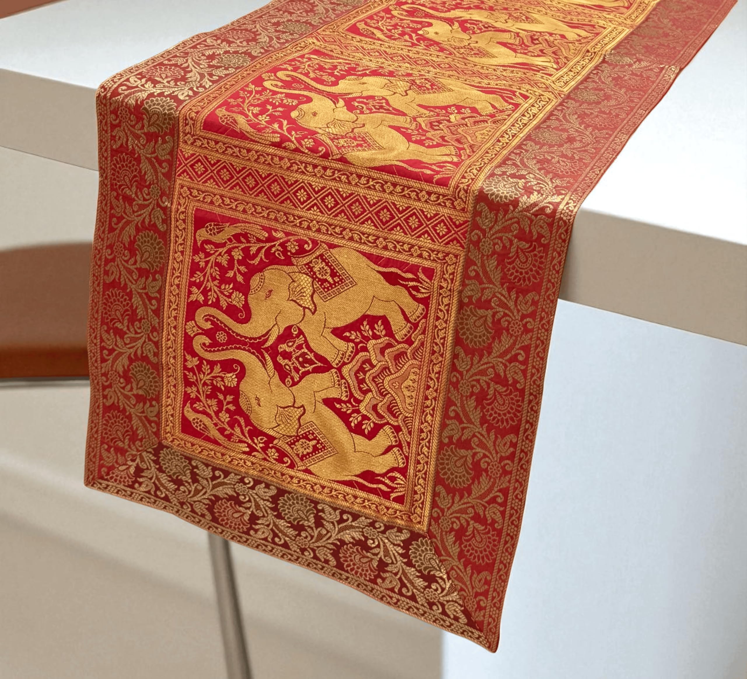 Camino de mesa con diseño de elefante, 152,4 x 40,6 cm, seda, decorativo, étnico, mantel de cocina para boda, novia, fiesta de cumpleaños (rojo)