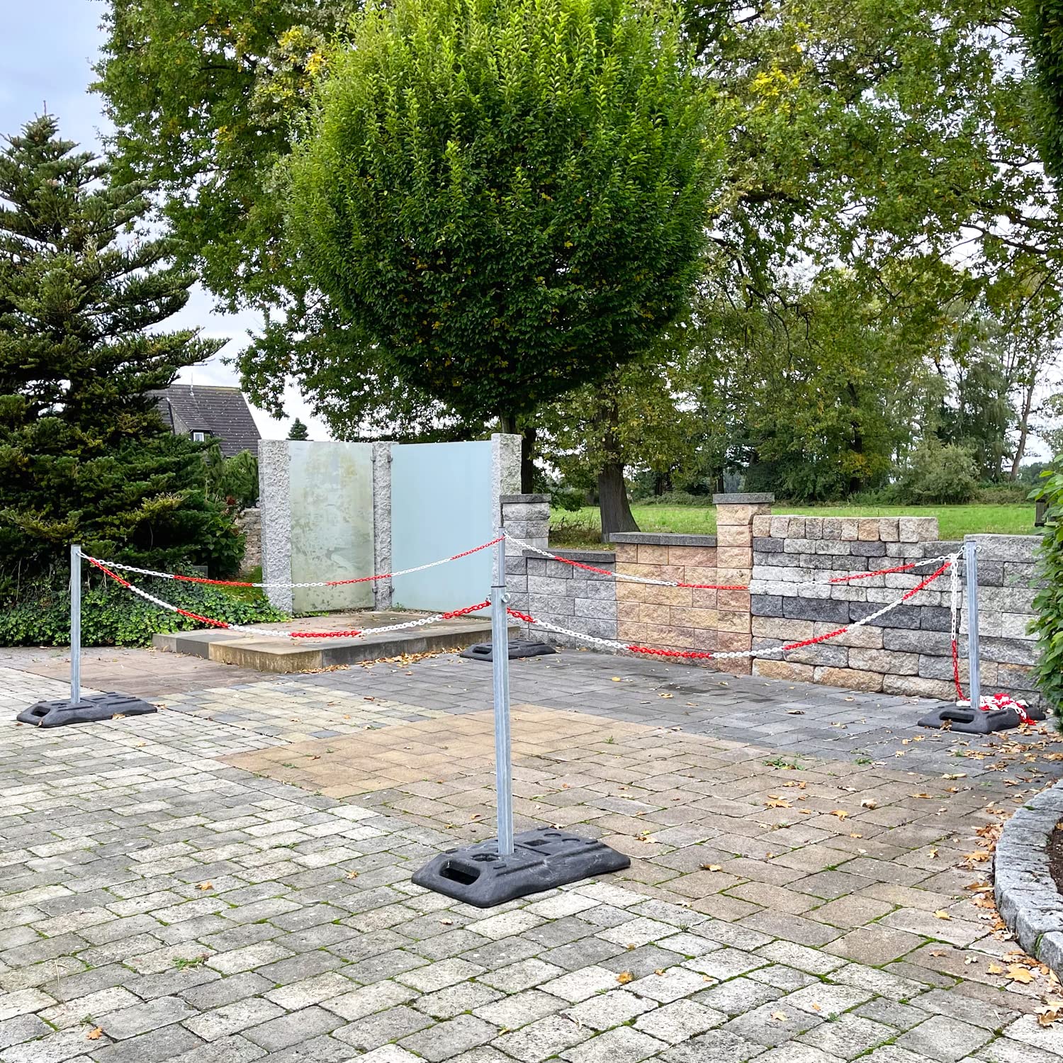 UvV Profi X40 Kettenpfosten Stahl 40 kg Set 4 x 1m x 40/40 Stahlpfosten + 15 kg schwere Fußplatte + 12,5m Absperrkette (Set B 4 Pfosten verzinkt)