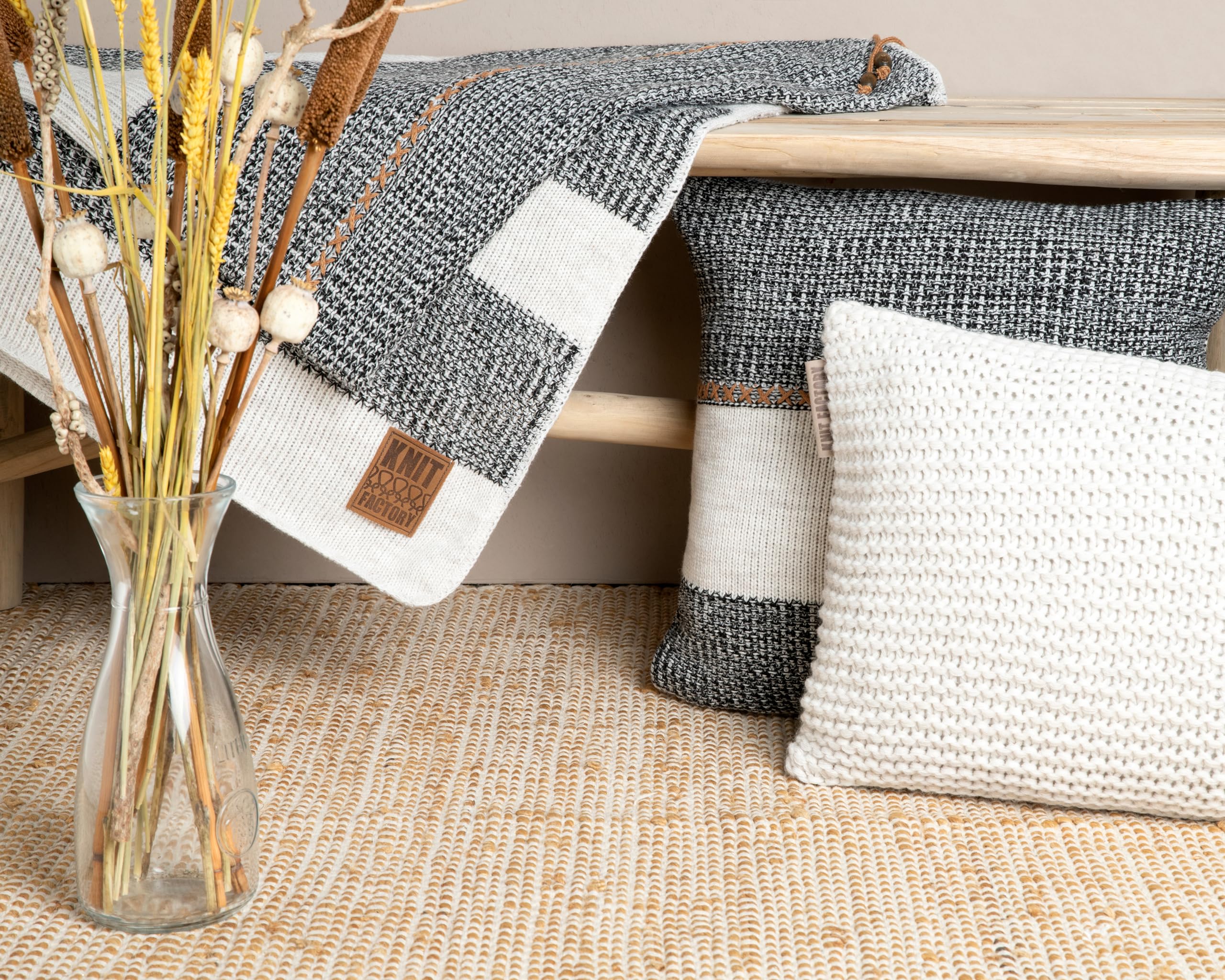 KNIT FACTORY - Vinz Quadratisches Zierkissen - Beige - 50x50 cm