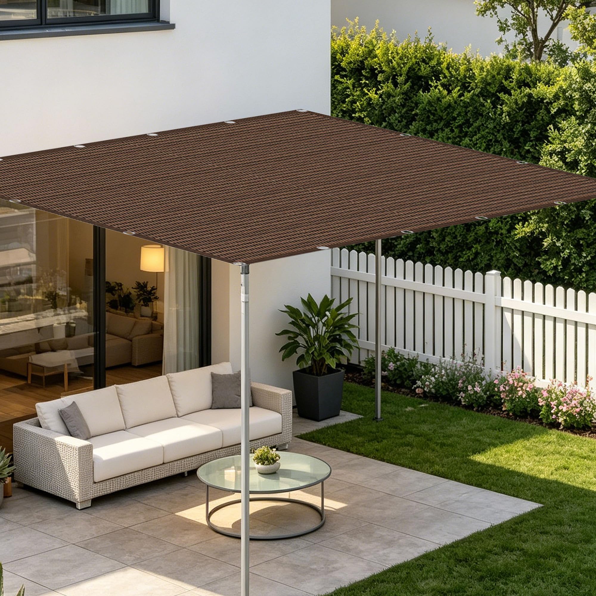 Voile d'ombrage perméable au vent pour repas sur le patio en été