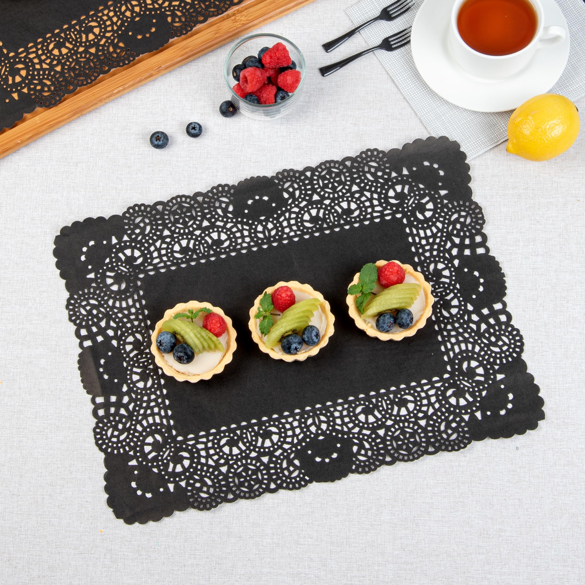 Restaurantware Pastry Tek - Tapetes de papel de encaje de 15.75 x 12 pulgadas, 100 tapetes rectangulares desechables para mesa, elegante acabado de encaje, de larga duración, papel negro, para