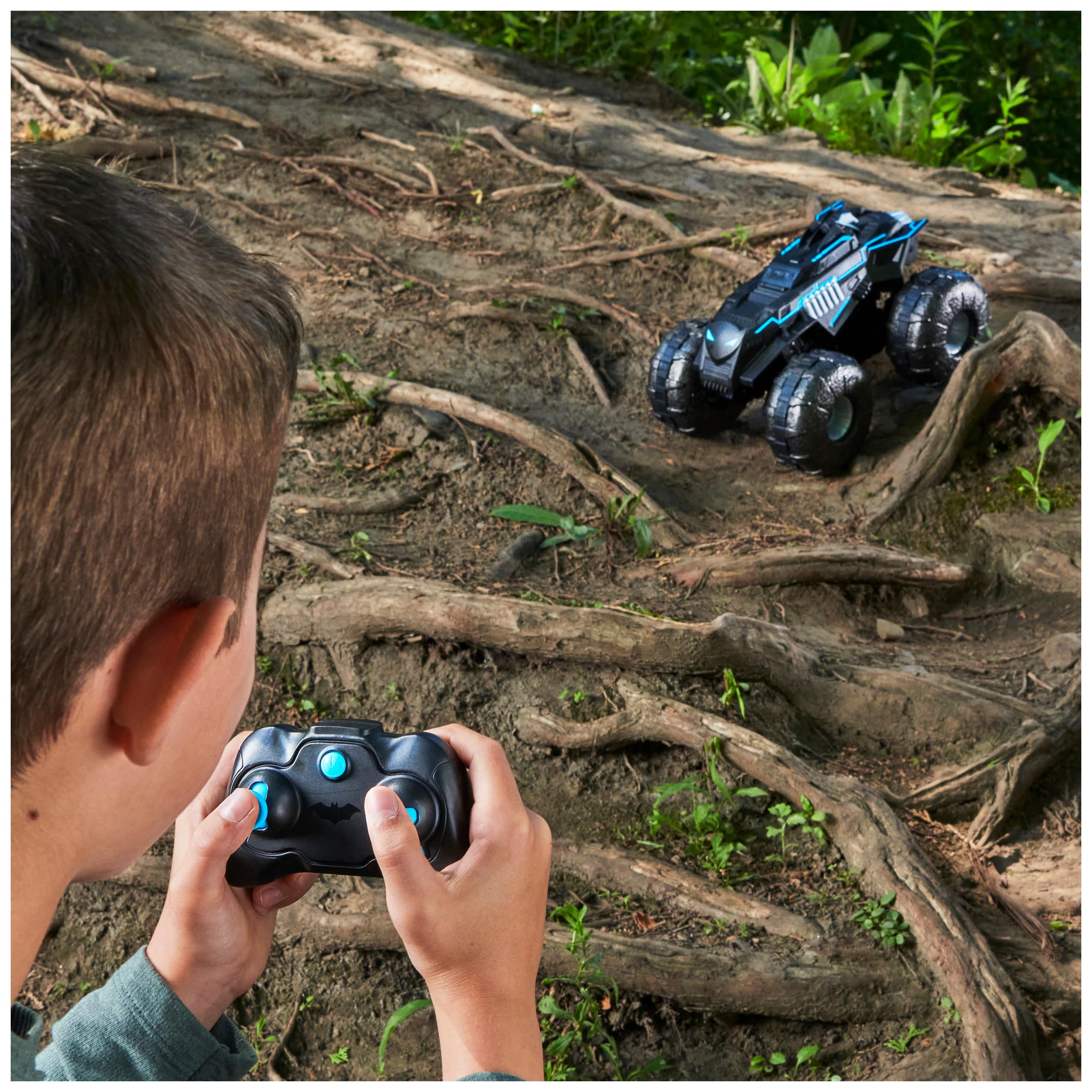 DC Batman All-Terrain Batmobile, ferngesteuertes Amphibienfahrzeug für Land und Wasser mit Platz für 1x 10cm Batman-Actionfigur