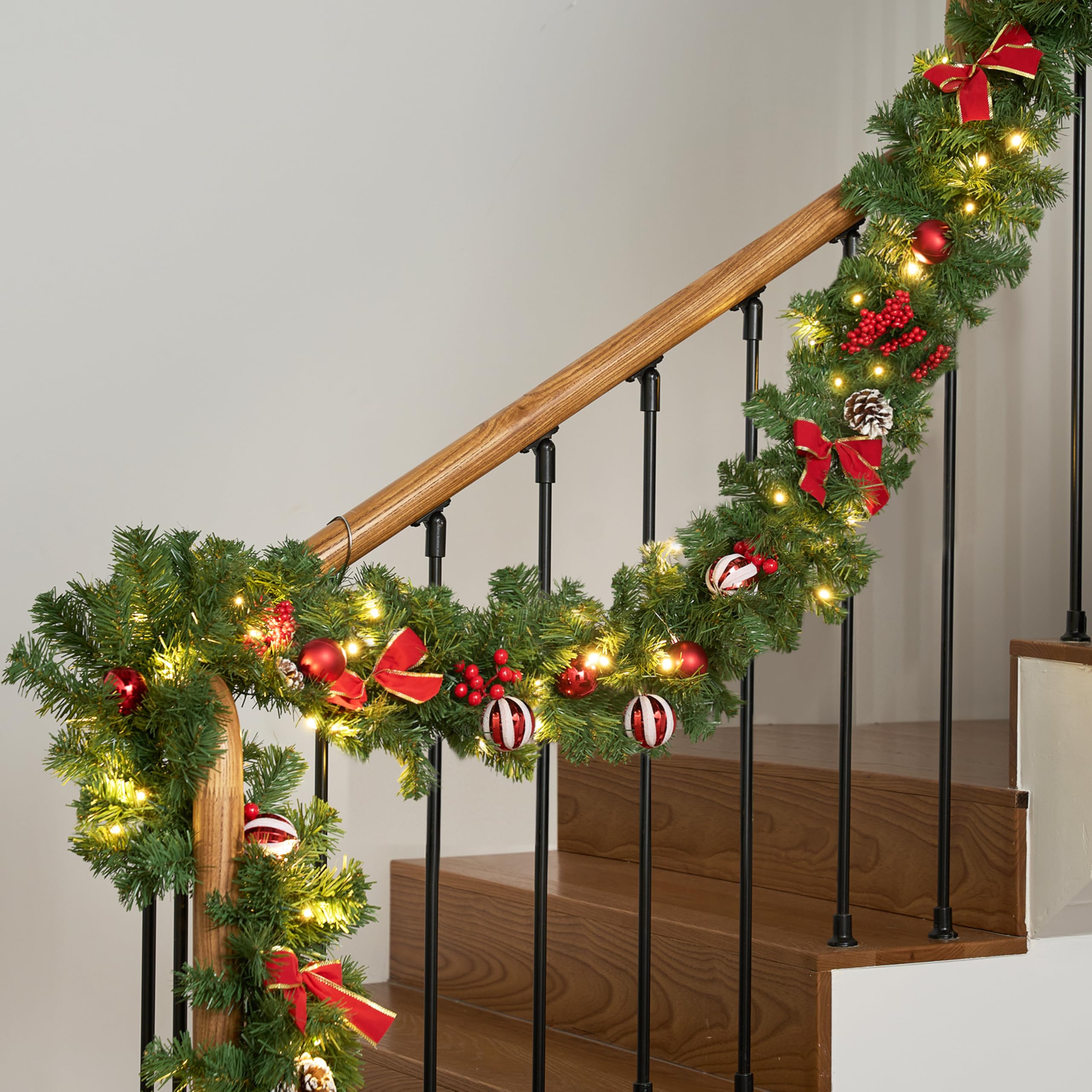 Joiedomi Weihnachtsgirlande mit Lichtern, 50 warmweiße LEDs, Weihnachtsbaumgirlande mit 8 Beleuchtungsmodi, verziert mit Tannenzapfen, Schleifen, Weihnachtskugeln und Beeren für Fenster