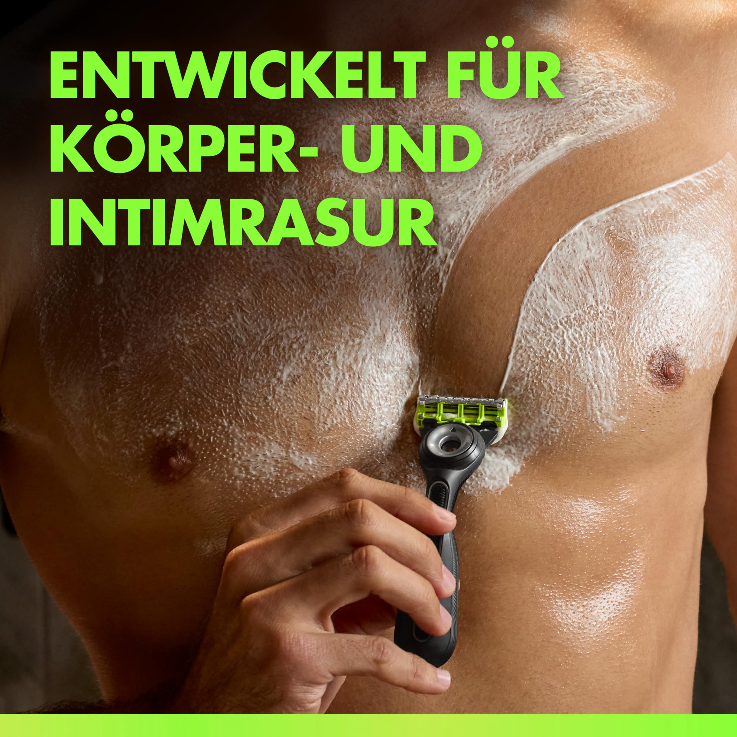 GilletteLabs Body & Intimate Rasierer Herren, Intimrasierer Mann mit Schutz gegen eingewachsene Haare und Irritationen — Inkl. Rasierhandstück für Körper und Intimbereich, Duschhalterung und 4 Klingen