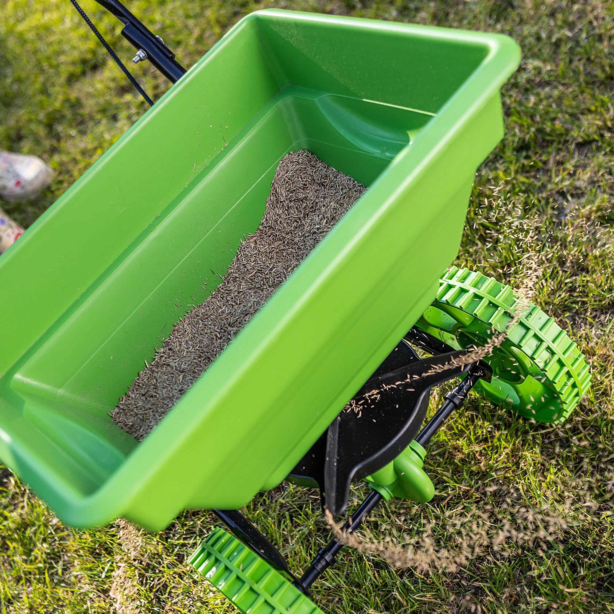 KADAX Carro esparcidor de 15 L con ruedas, esparcidor de abono, salero y esparcidor de semillas para jardín y servicio de invierno, para sal de carretera y fertilizante para césped