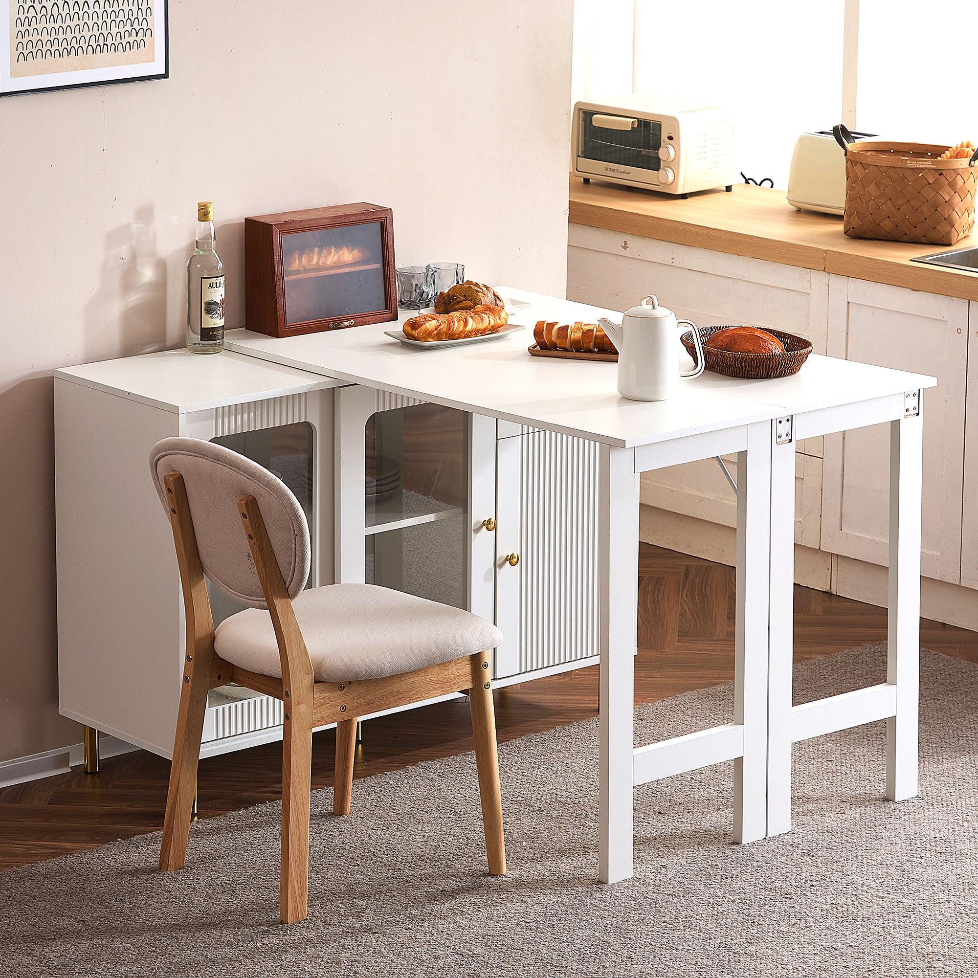Credenza, mobili da cucina moderni con piano pieghevole ed estensibile, piano di lavoro girevole, gambe in metallo dorato e ante scorrevoli in vetro, decorazione ondulata – Armadio bianco per