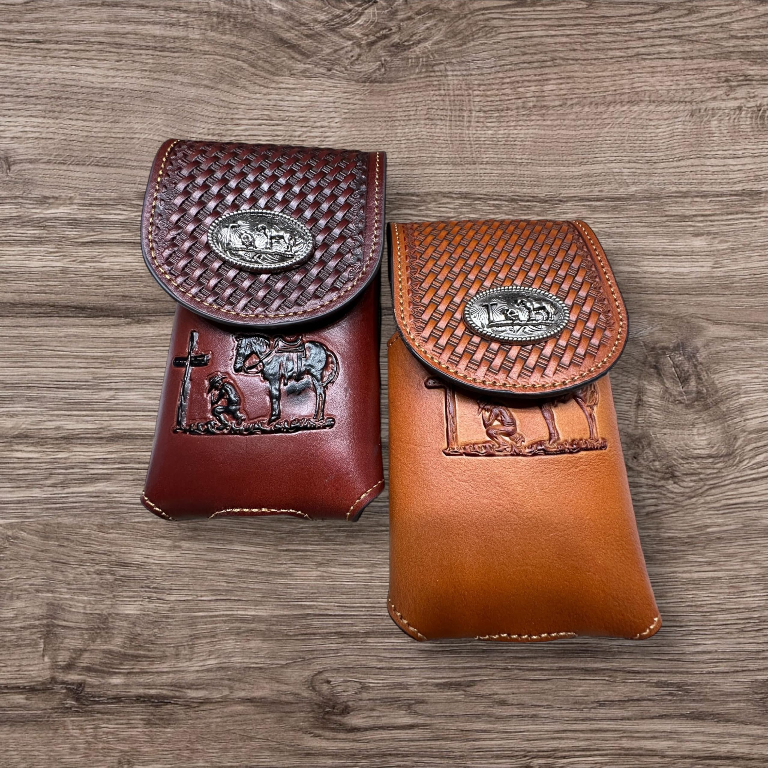 Western Leder Handy Holster - Korbgeflecht mit Cowboy betend am Kreuz geprägt & Concho - Gürtelschlaufe Tragetasche für Smartphones