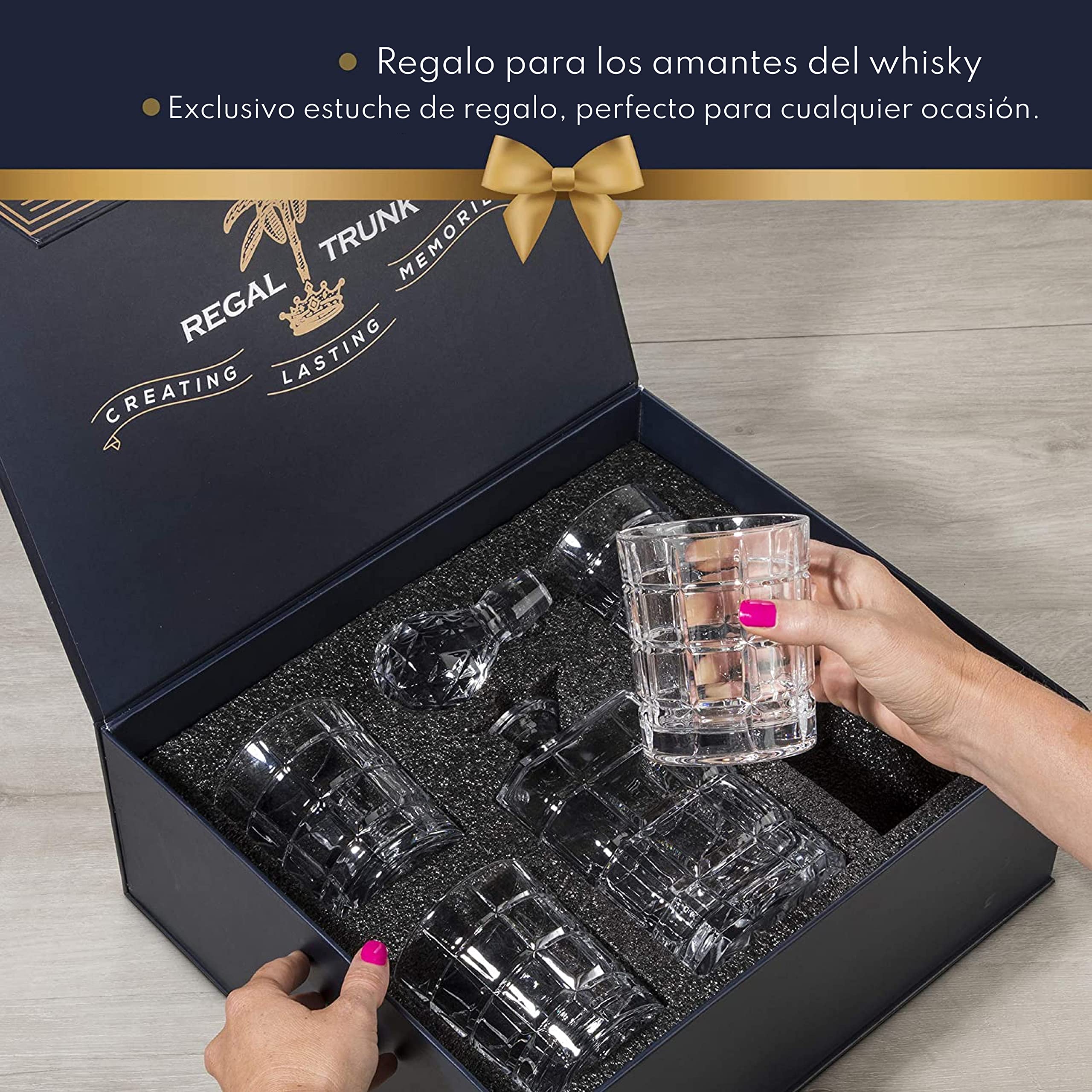 REGAL TRUNK & CO. Juego de jarra de whisky | 4 vasos cuadrados grabados con whisky y vidrio | Juego de jarra de whisky de cristal | Caja de regalo y paño de limpieza para vidrio