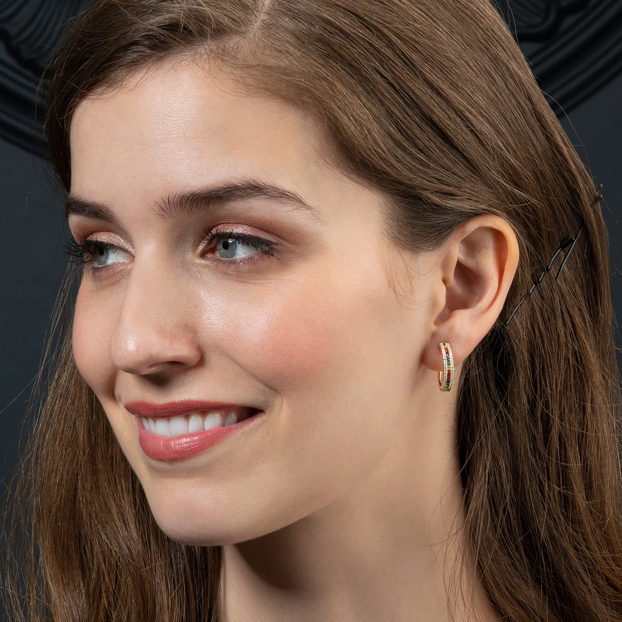 namana Bunte Creolen für Damen. Farbige Creolen für Frauen mit Blauen, Roten, Grünen oder mehrfarbigen CZ Steinen. Farbige Creolen für Damen mit Steinen mit Geschenkbox.
