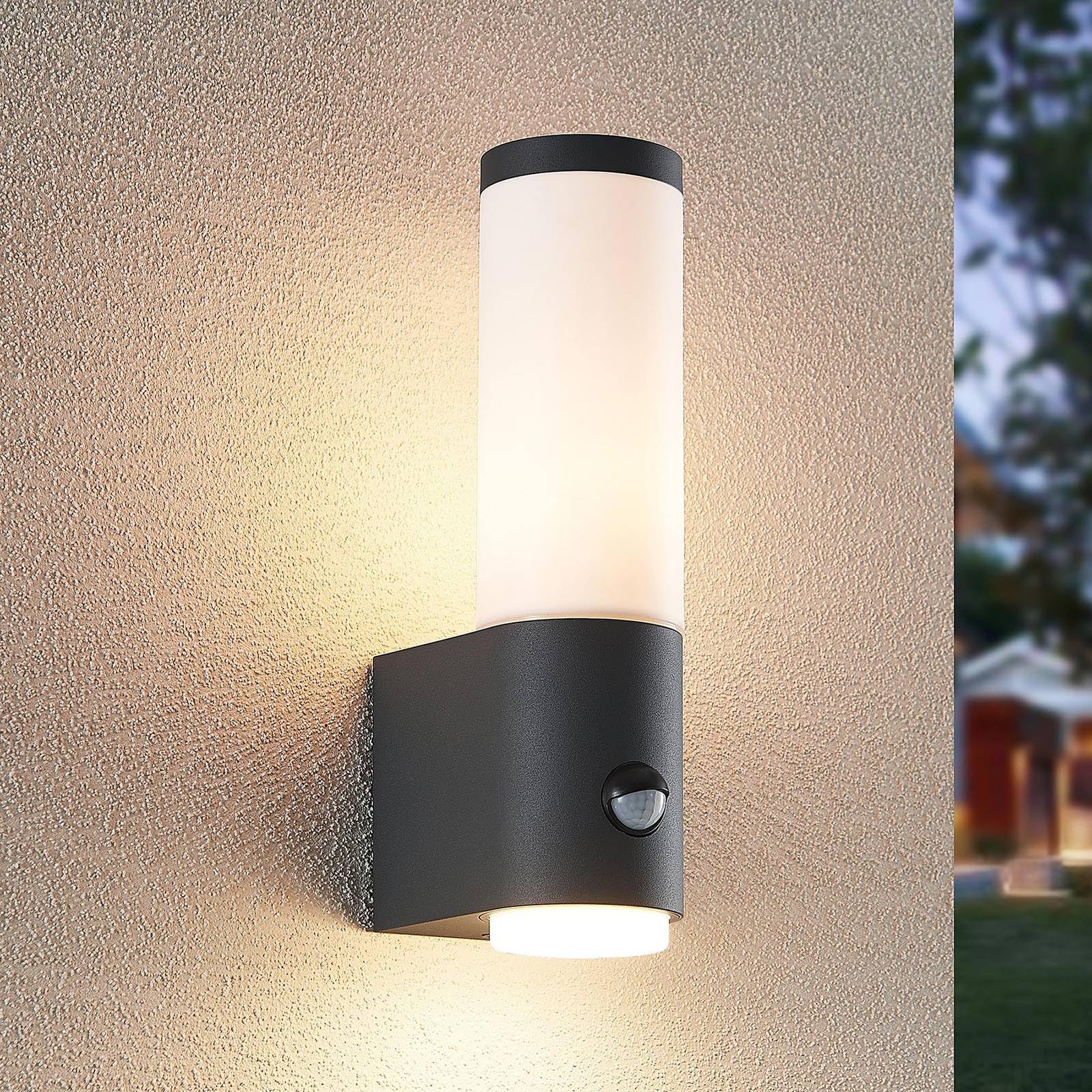 Lindby 'Okari' z czujnik ruchu, styl nowoczesny, kolor czarny, aluminium, IP54, żarówka E27