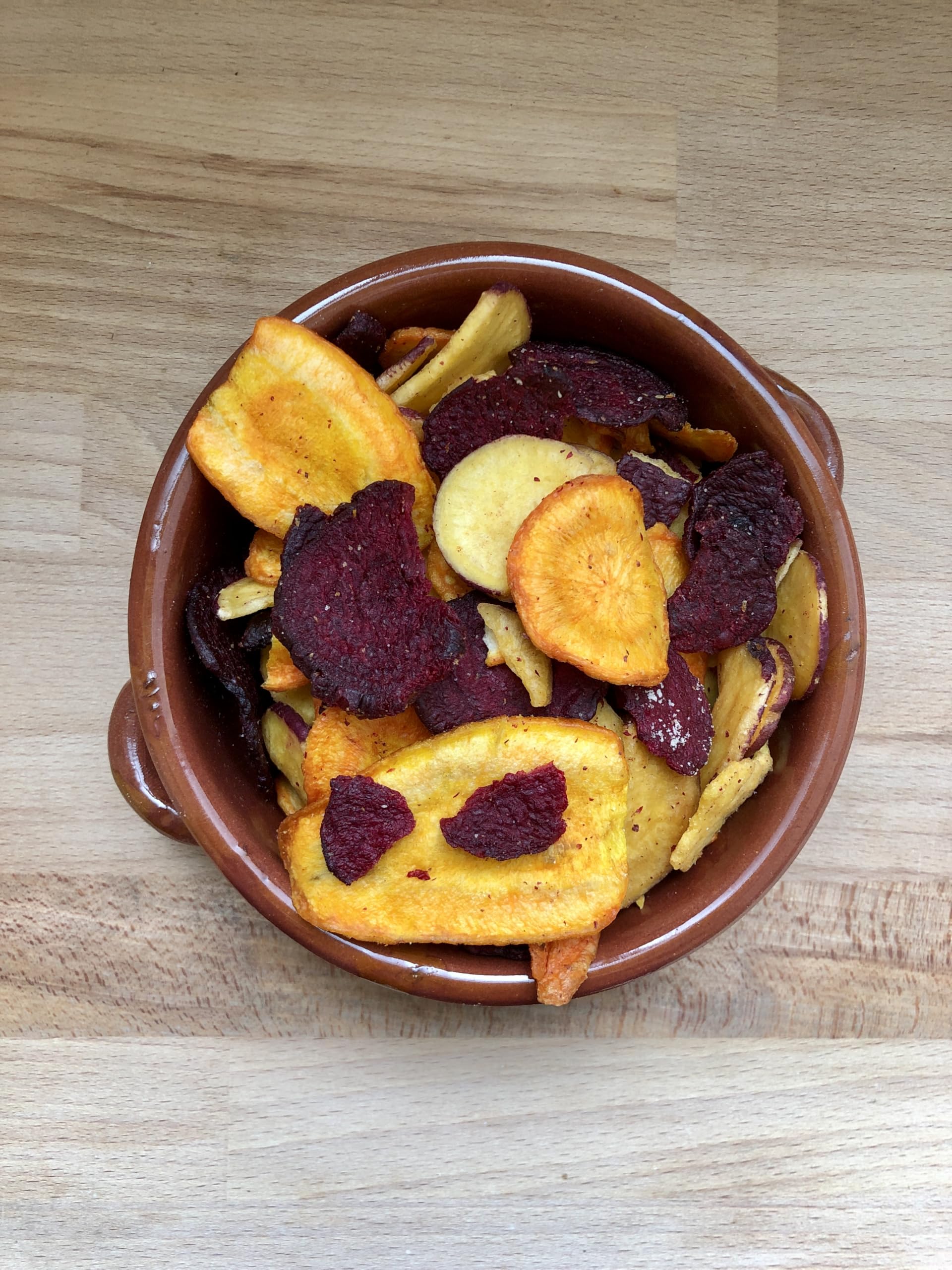 Barbabietola Verdure Chips - Chips di Verdure essiccate, croccanti - 450 Grammi in Sacchetto in kraft Richiudibile - Snack Sfizioso e Salutare, chips vegetali con patata dolce, carote e Barbietola