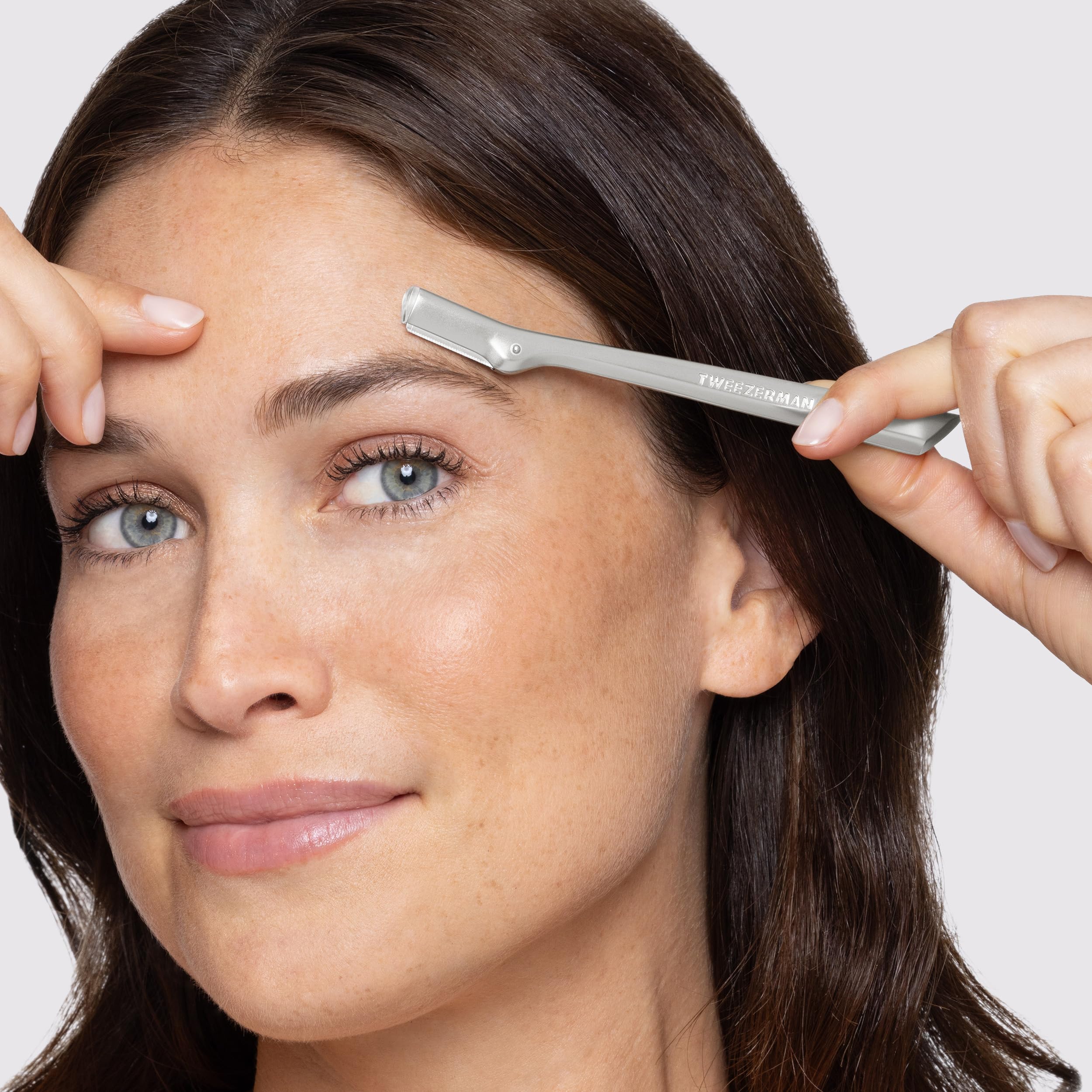 TWEEZERMAN Set de afeitadora de cejas con mini pinza inclinada (Mini Slant Tweezer & Brow Razor Set), plateado