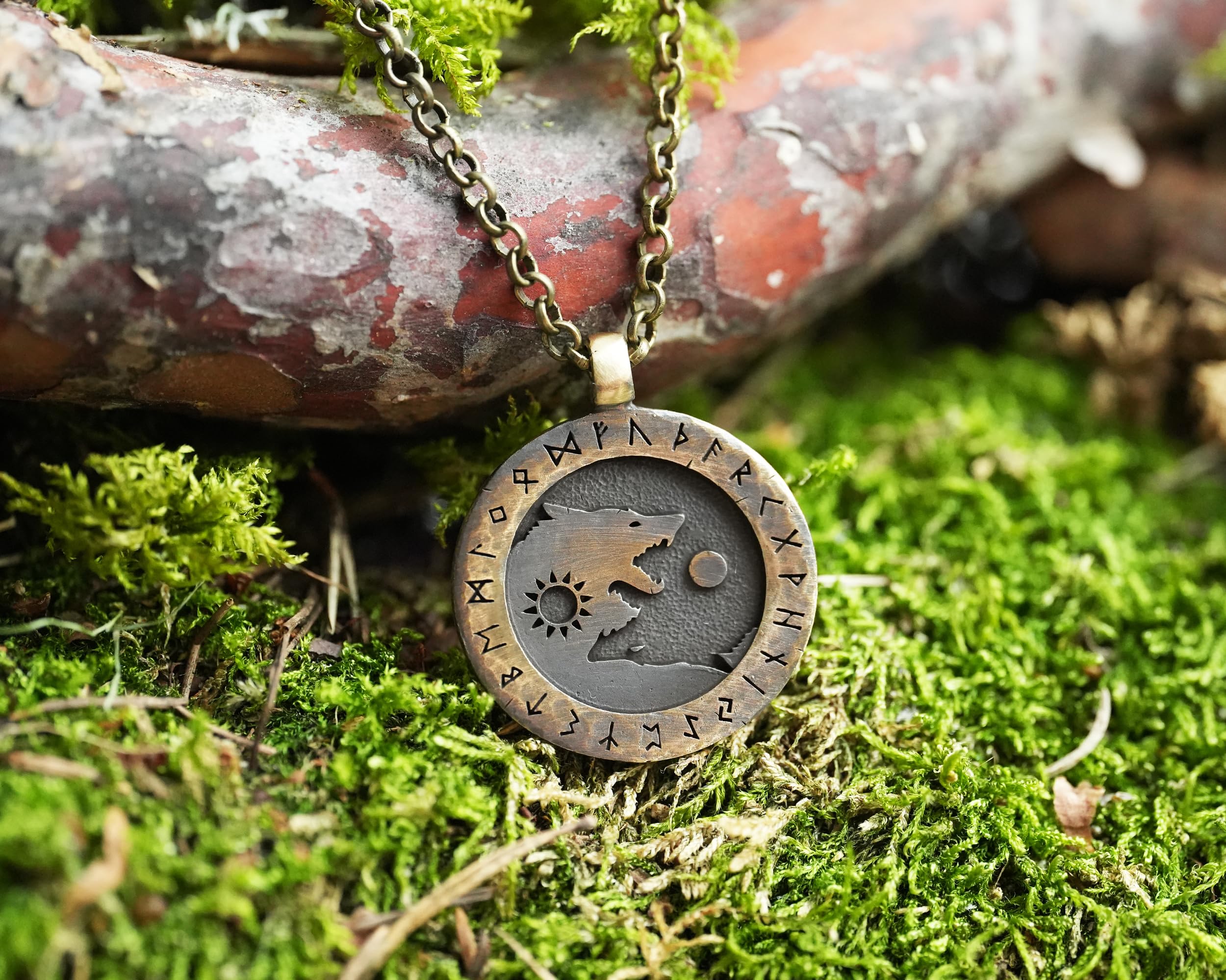 Baldur Jewelry Wikinger-Wölfe Yin-Yang-Kette aus Messing | Zwei Wölfe bilden ein Yin-Yang-Symbol; Messinganhänger im Runenstil mit 56 cm langer Kette für Damen und Herren.