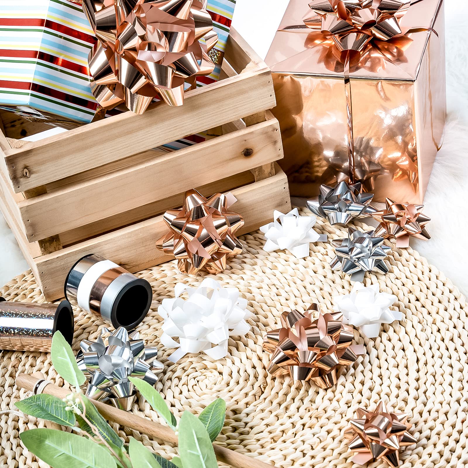 WRAPAHOLIC 16-teiliges Geschenkschleifen-Sortiment – 14 bunte Geschenkschleifen in verschiedenen Größen (Roségold, Silber, Weiß) und 2 gewellte Ringelbänder, perfekt für Weihnachten, Urlaub, Party