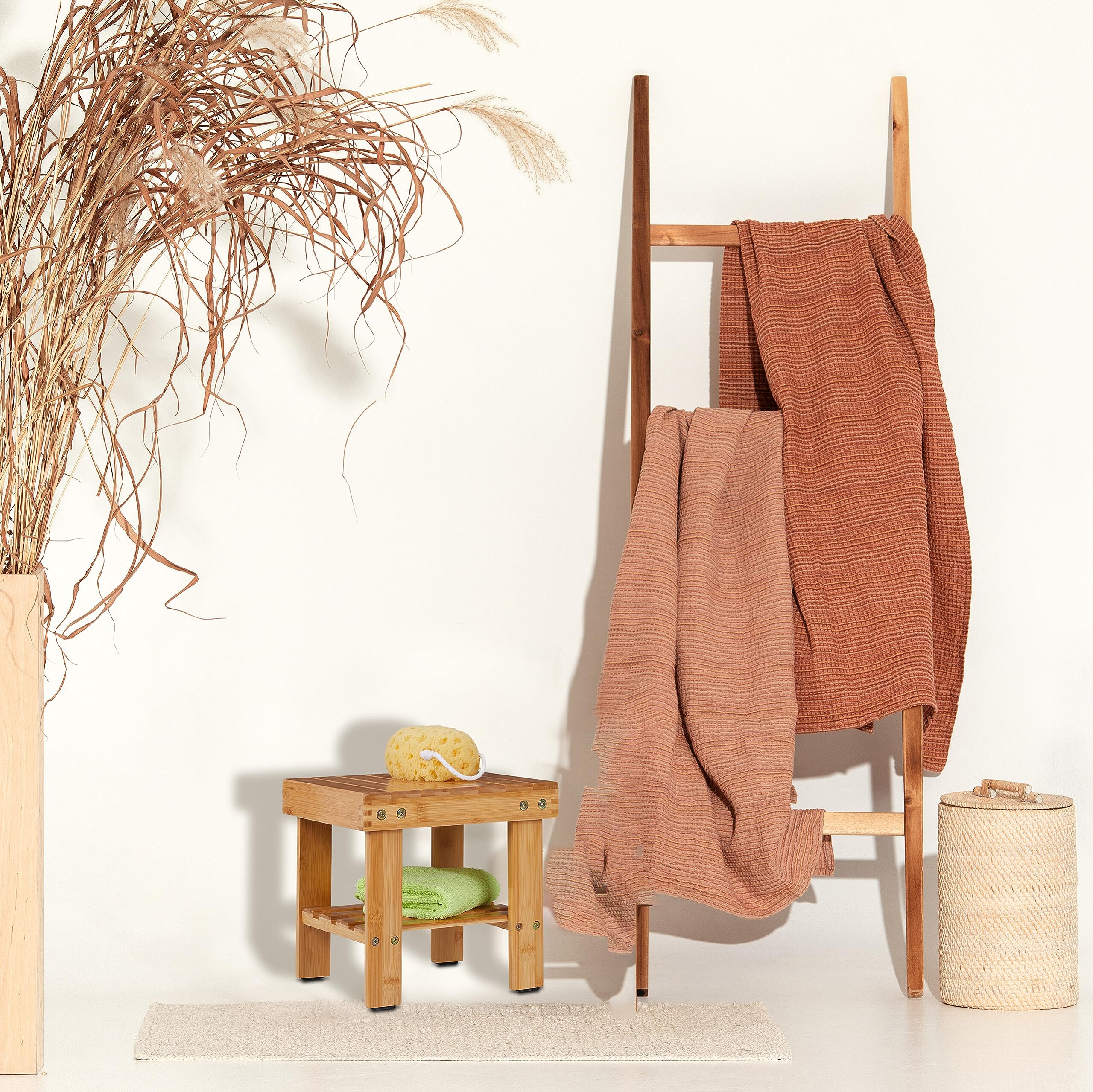 Relaxdays Sgabello da Bagno con Ripiano, Mobiletto in bambù, 26 x 27 x 22,5 cm, Sgabellino per Corridoio, Marrone Chiaro