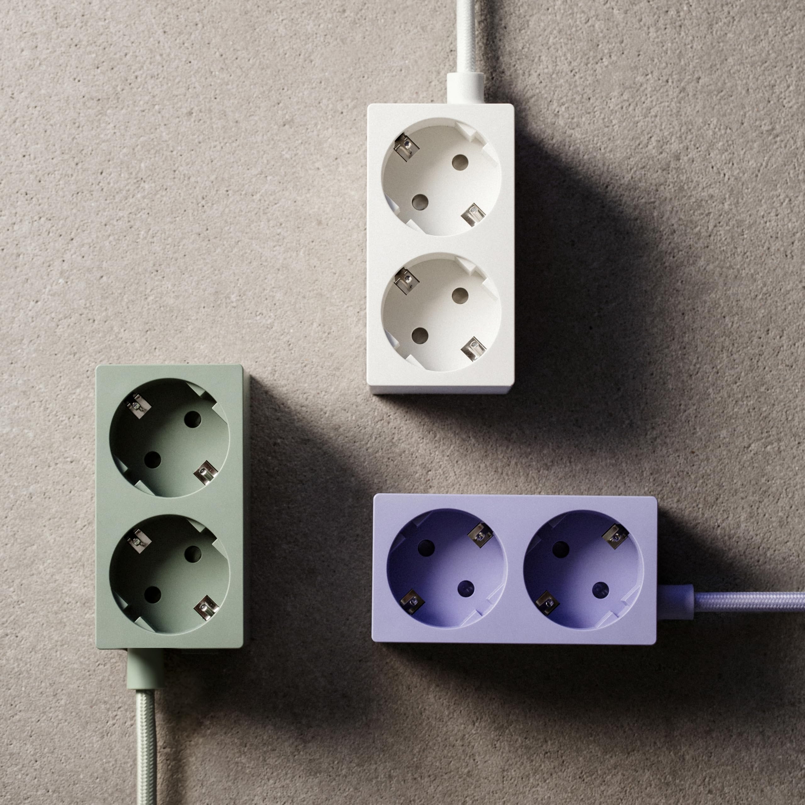 Sudio Brick Kompakte Steckdosenleiste | 2 Steckdosen & 2 USB-C Ports (30W GaN) | 1,8 m geflochtenes Kabel | EIN-/Aus-Schalter | Platzsparendes Design | Aus recycelten Materialien | (Green)