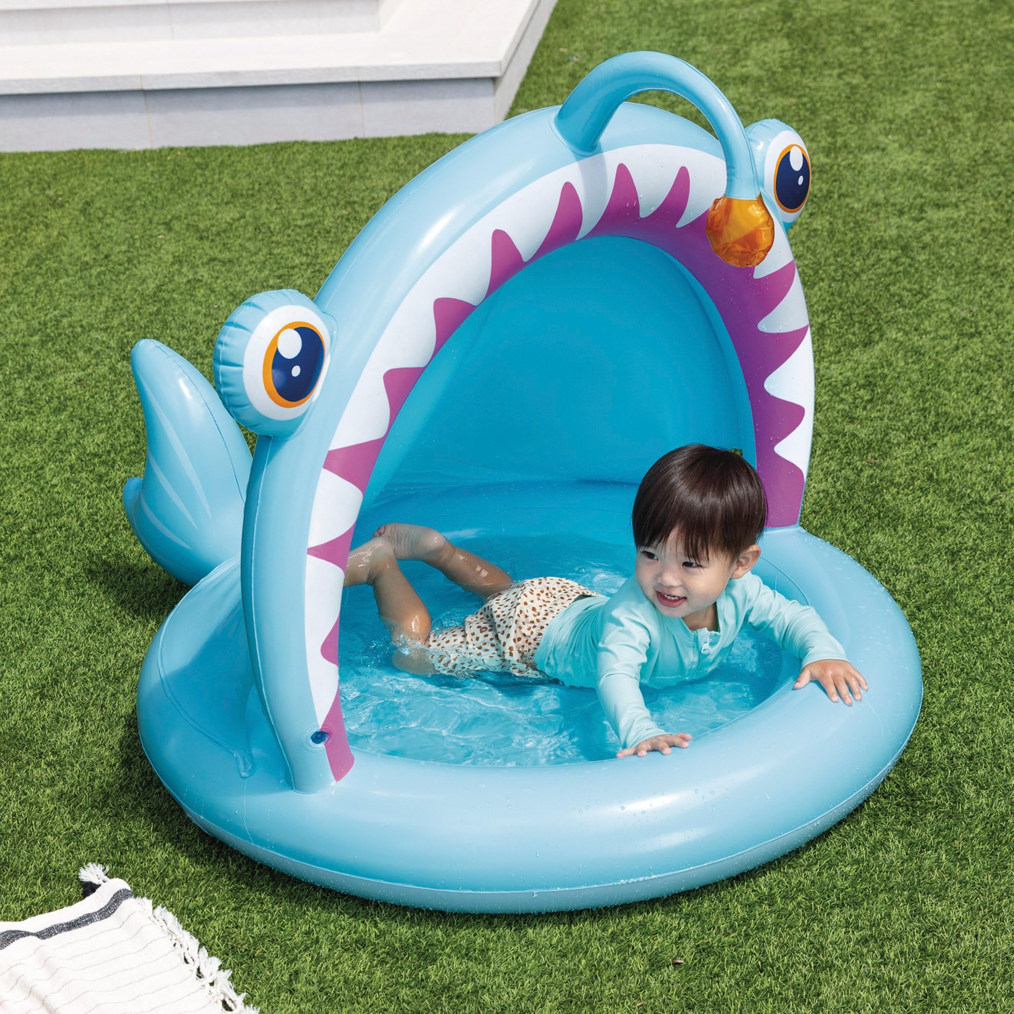 Intex Piscina Infantil Hinchable Angler Fish, 127x102x86 cm, con Parasol, Suelo Acolchado, Diseño de pez abisal en 3D, Capacidad 45 L, para niños 1-3 años, Vinilo Resistente (58400)