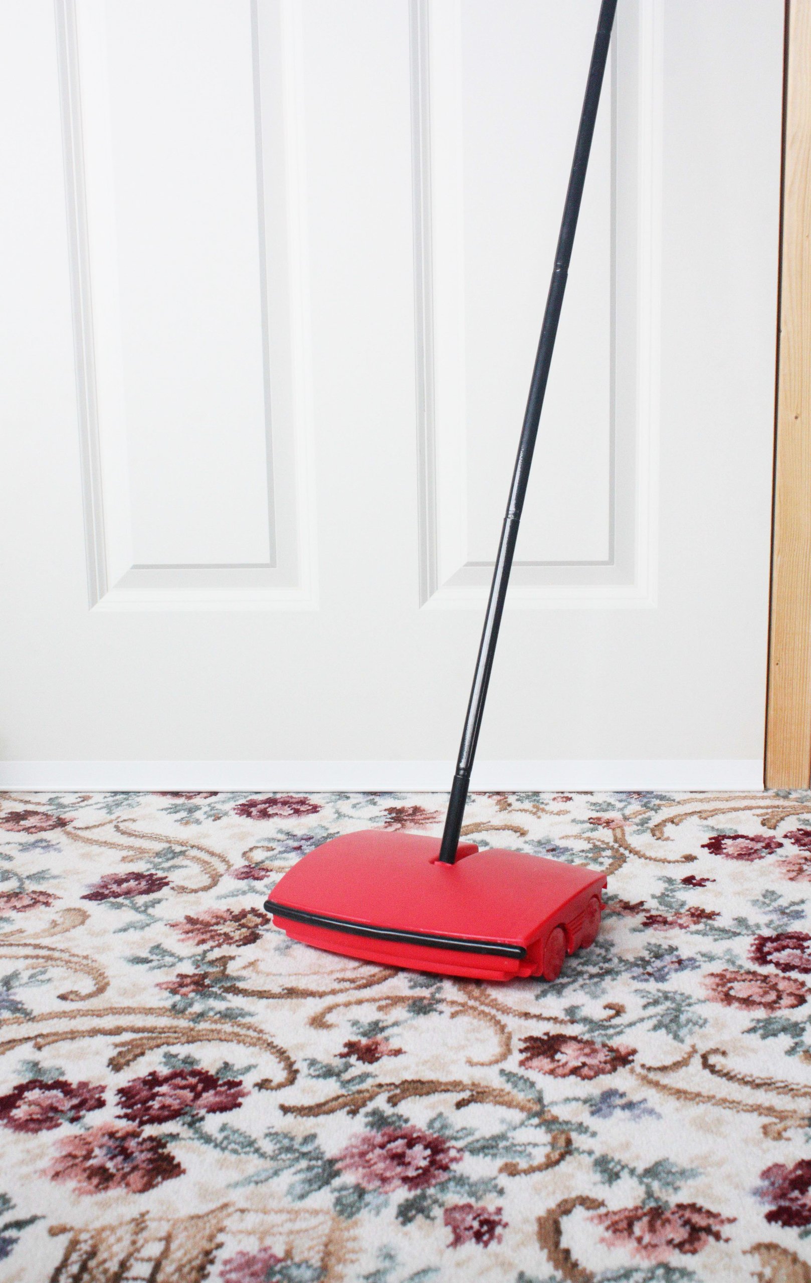 HomemateCompact Lightweight Carpet Sweeper in Red
