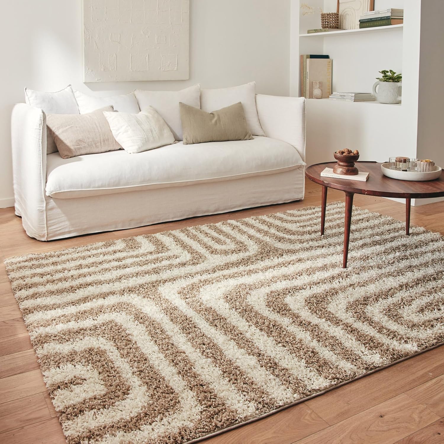 Tapis beige et marron avec motif de lignes