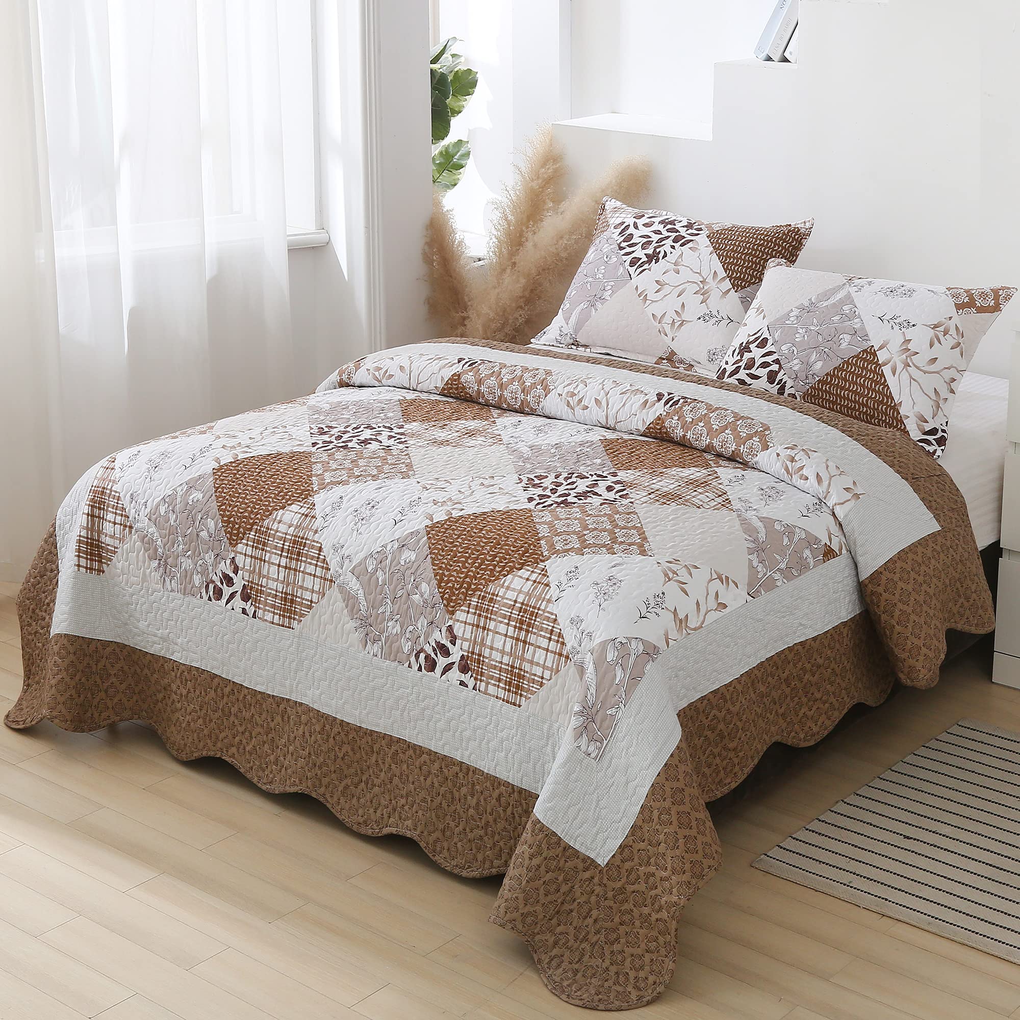 Patchwork Quilt Set Queen Size 3 Pieces Quilted Bedspread Coverlets Set 220 x 240 cm Coffee Reversible Bedding Set Soft Quilt Bed Cover Blanket with 2 Pillow Shams