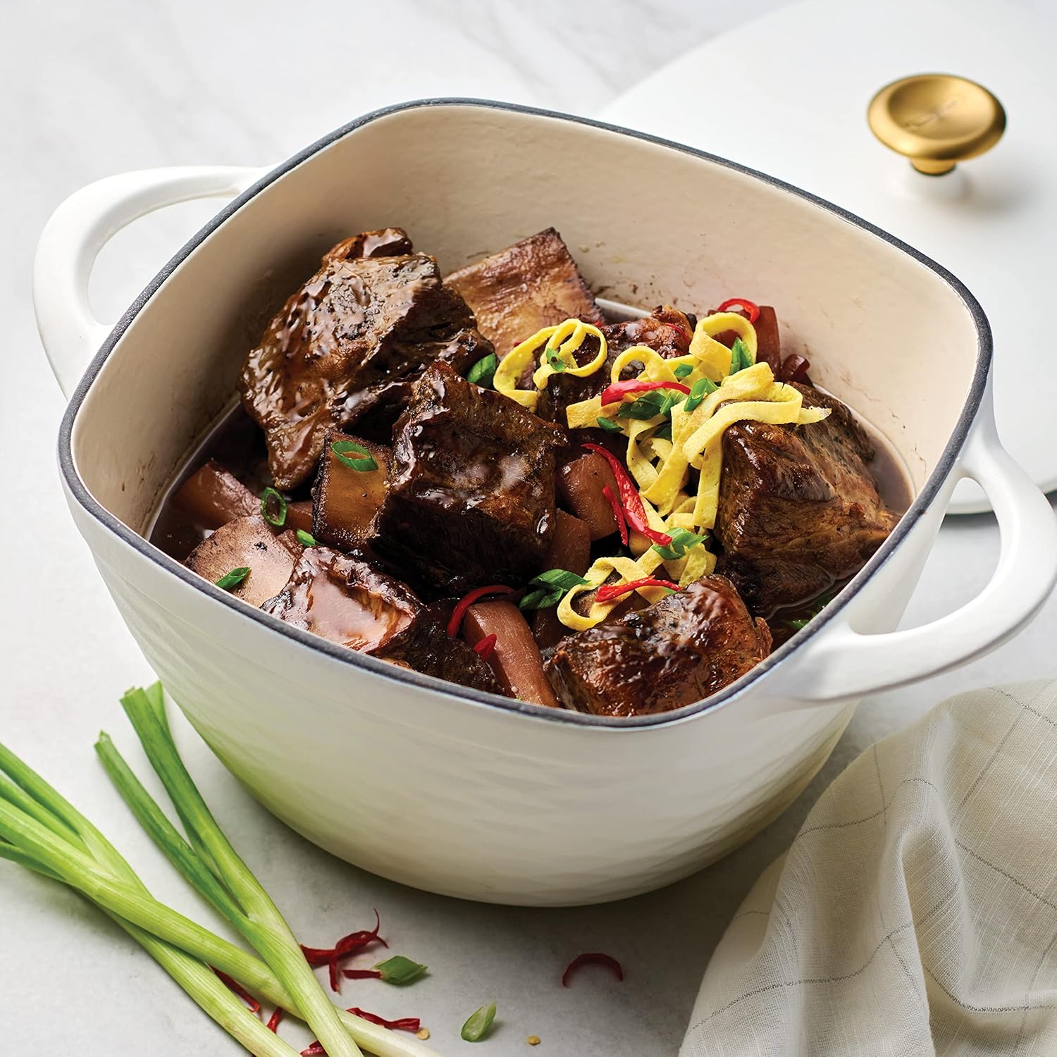 Icons indicating compatibility with gas, electric, and ceramic glass cooktops, oven-safe up to 450°F, and hand-wash only