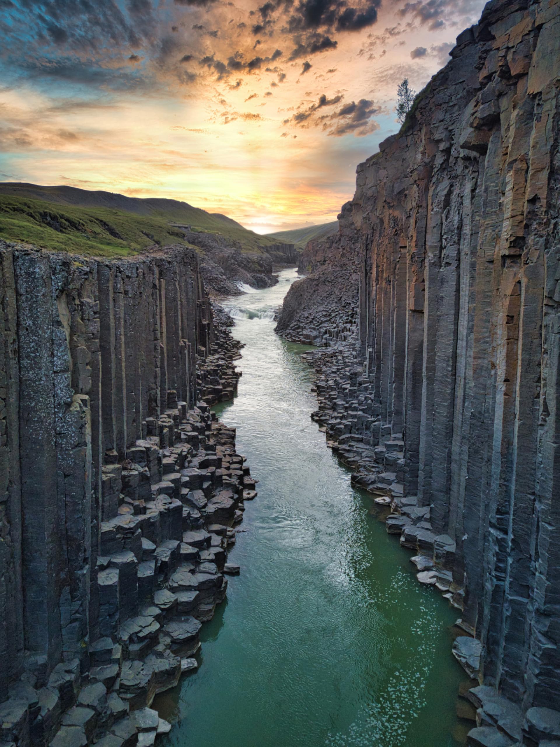adrium Cuadro de madera de 50 x 70 cm: imagen de la garganta de basalto Studlagil, Islandia, una de las más bellas visitas naturales de Islandia. (144204260)