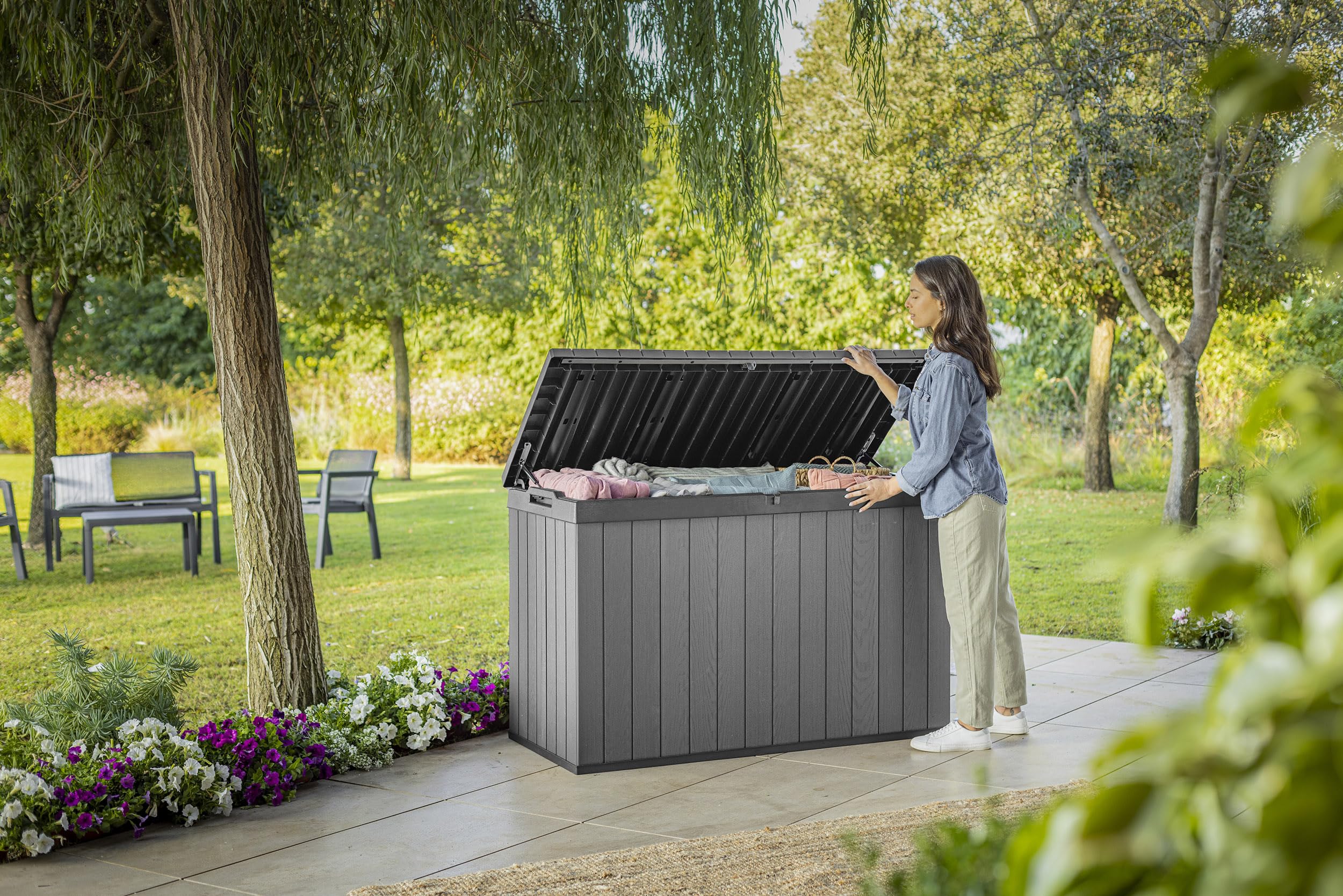 Koll Living Boîte de rangement/coffre à coussins 662 l l 100 % étanche l avec ventilation donc pas d'odeur désagréable / moisissure - Aspect bois moderne - Couvercle pouvant supporter jusqu'à 300 kg