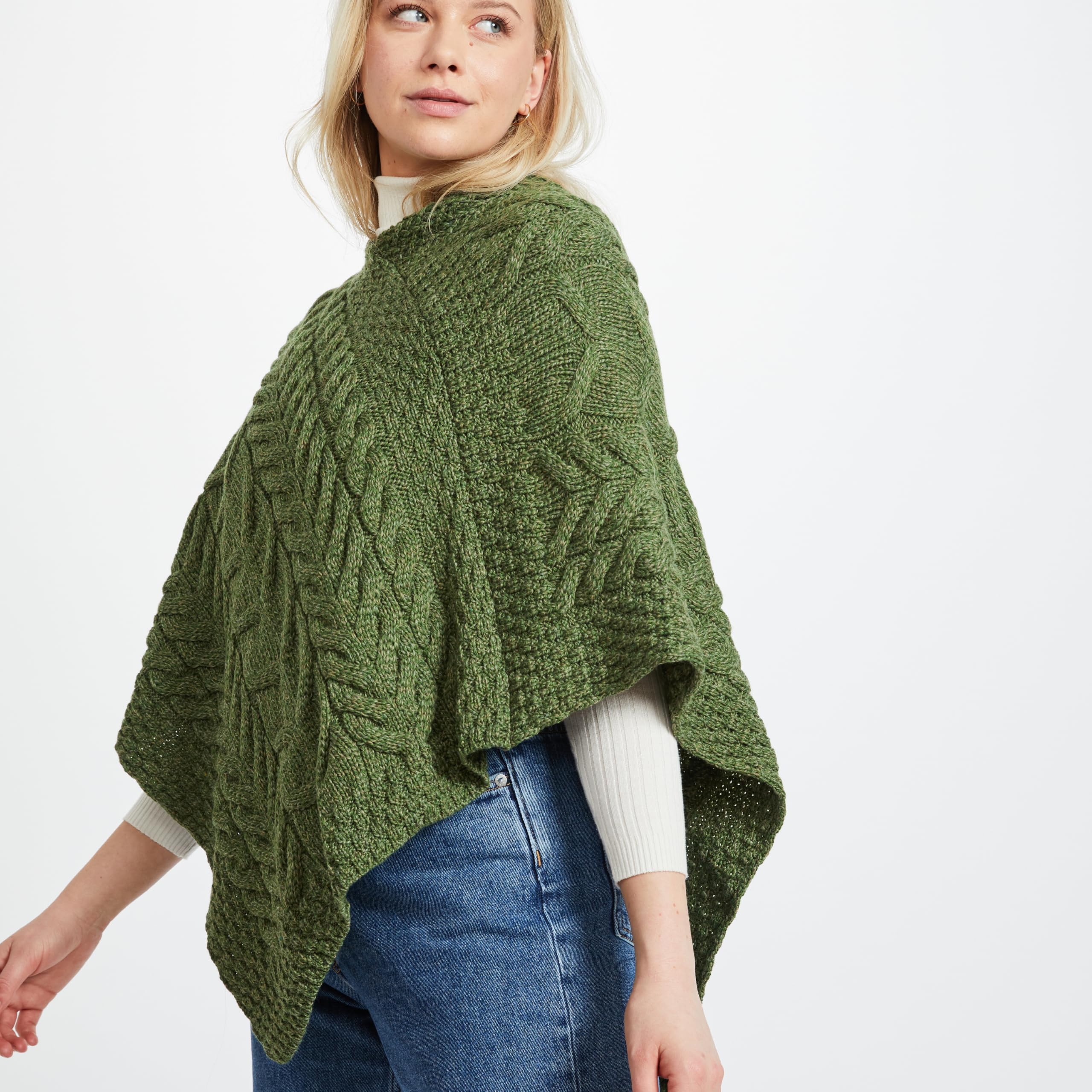 Aran Woollen Mills Poncho in Maglia Irlandese per Donna Cardigan Triangolare in Lana Merino Super Morbida Made in Ireland