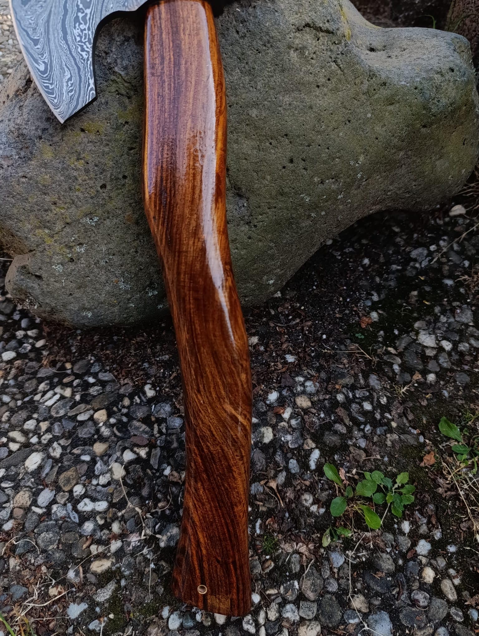 Tatla Wikinger-Axt aus DamastStahl- Handgeschmiedete Jagdaxt mit Rosenholzgriff, Wikinger-Bartaxt für Outdoor und Camping, Spaltaxt, echtes Geschenk für Weihnachten oder Geburtstag,