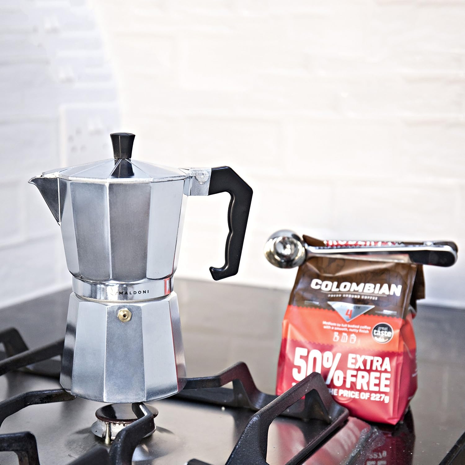 Amazon.com: Cafetera expreso de hornalla para 6 tazas Maldoni con cuchara  medidora y cucharón con pinza para bolsa, recipiente Moka de aluminio :  Hogar y Cocina