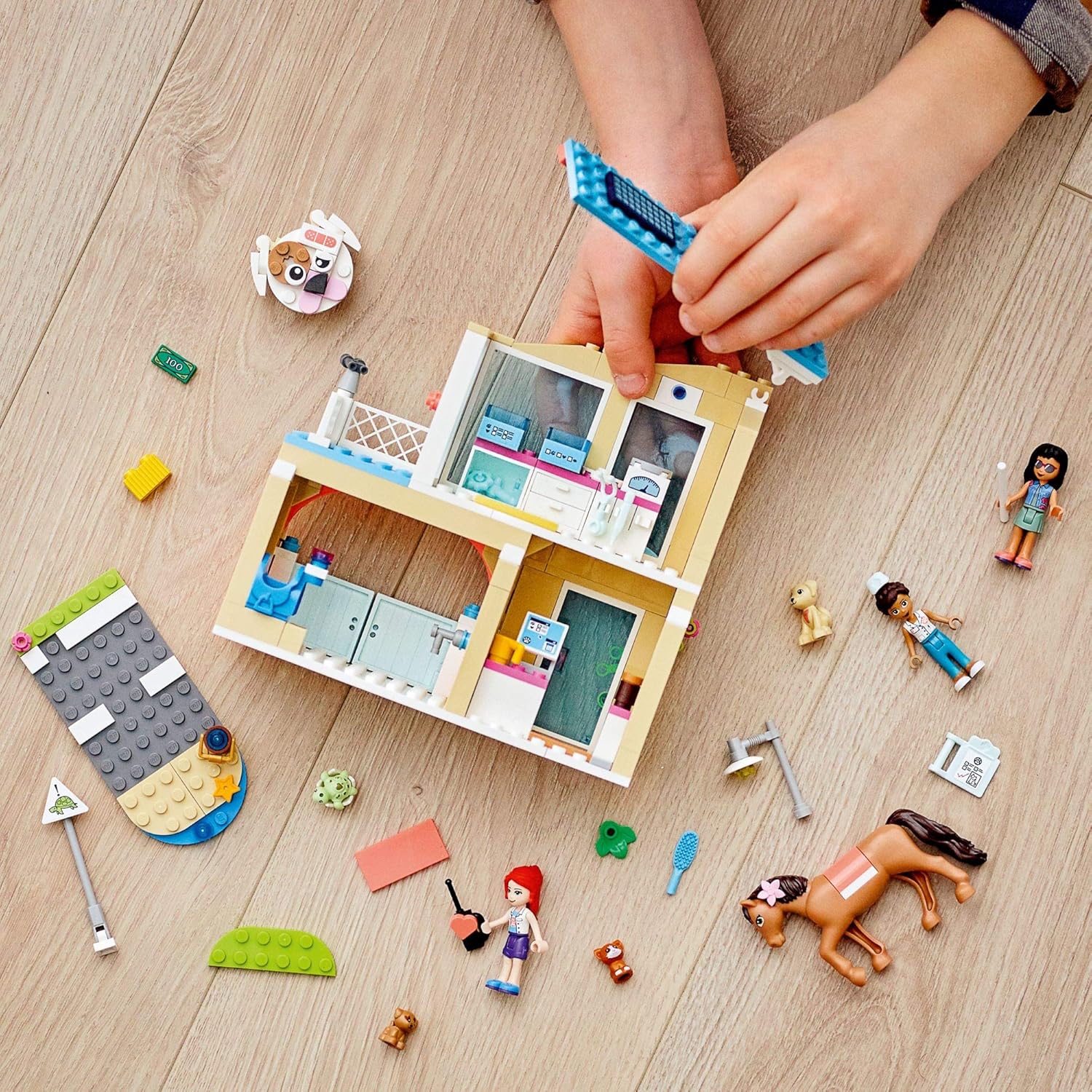 LEGO Friends Heartlake City Vet Clinic 41446 Building Kit; Animal Rescue Toy Makes a Great-Value Christmas, Holiday or Birthday Gift for Kids Who Love Vet Clinic Pretend Play, New 2021 (258 Pieces): Toys & Games