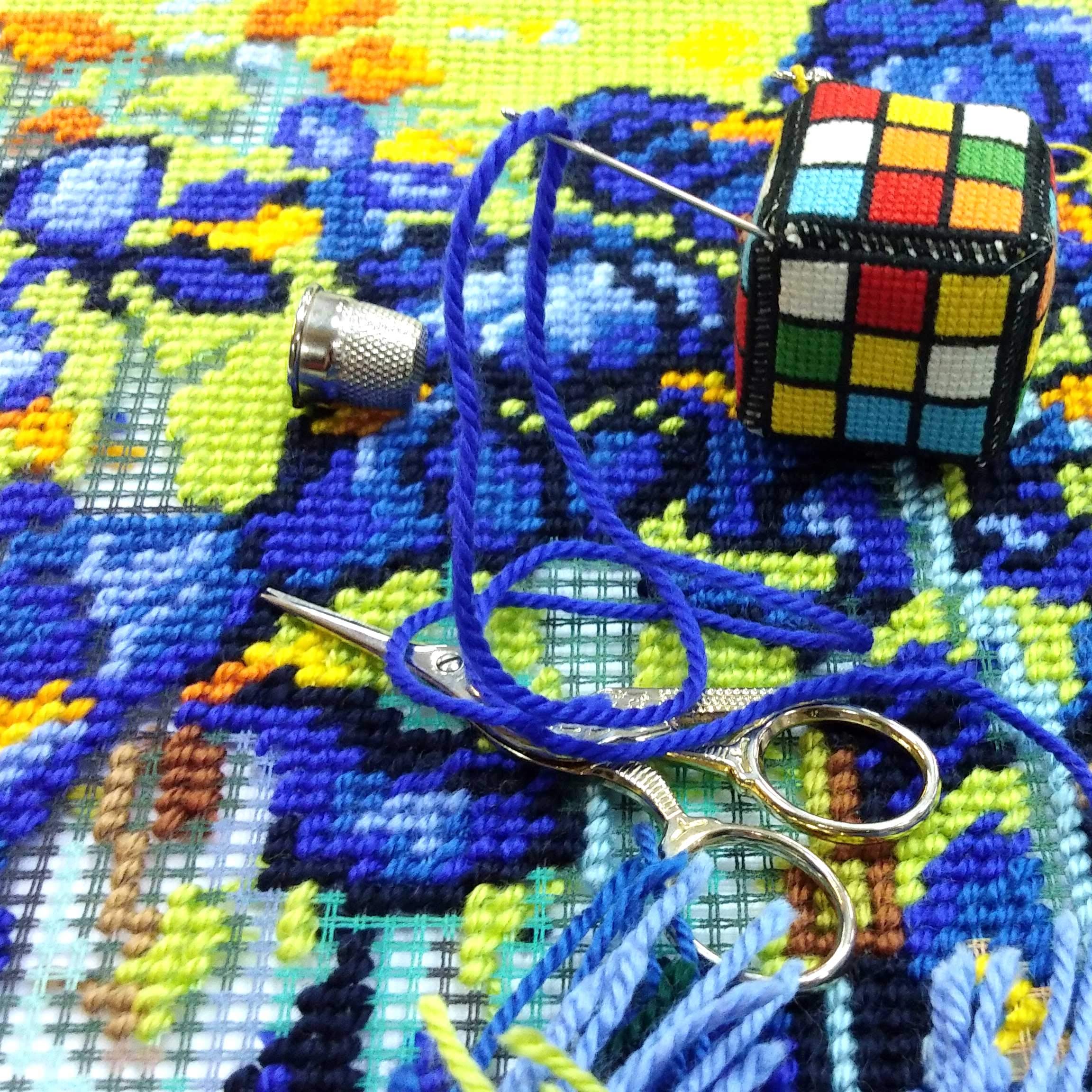 Brvsk Iris. Kit de broderie avec toile de tapisserie imprimée (40 × 40 cm) — Kit de coussins à l'aiguille pour une décoration créative de la maison — Kit de couture pour adultes débutants