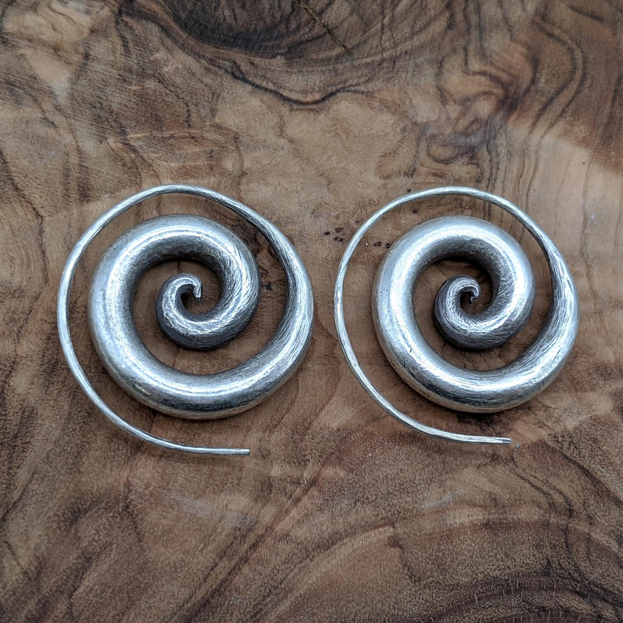 81stgeneration Karen Hill Tribe Pendientes de Plata con Espiral | Aros Tribales de Plata Pura 999 para Mujer | Pendientes de Aro Bohemios Artesanales de 28mm | Diseño Minimalista para Uso Diario