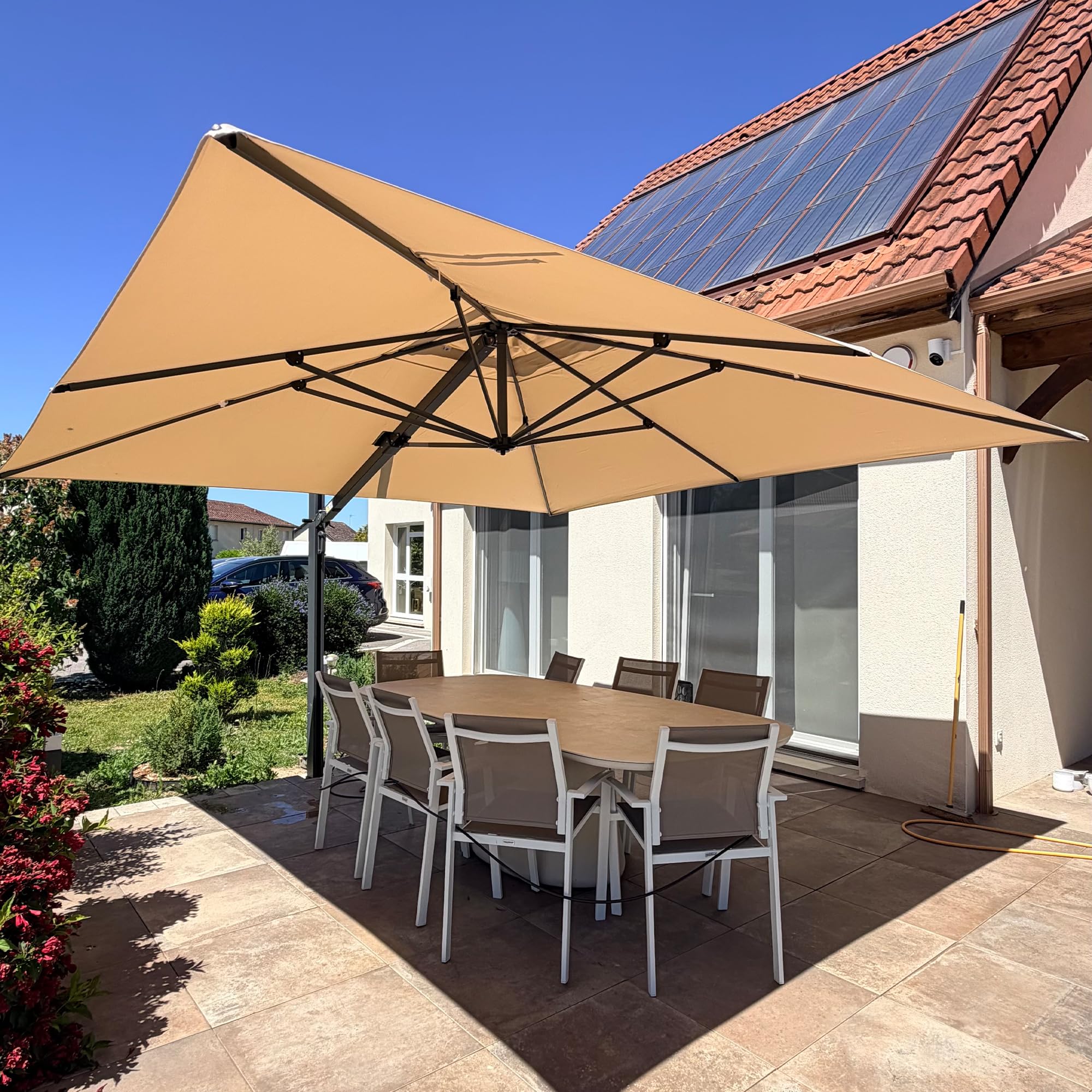 PURPLE LEAF Sonnenschirm 365 × 365 cm Eingebauter Griff Alu Groß Beige | Große Schattenzone, Verdickter Schirmmast, mehr Stabilität, 360° Flexibilität, Vielseitig Verstellbar, 240g/m² UV50+ Stoff
