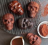 Vista 8 de Nordic Ware Utensilios para hornear de Halloween, molde para torta de calavera embrujada, bronce