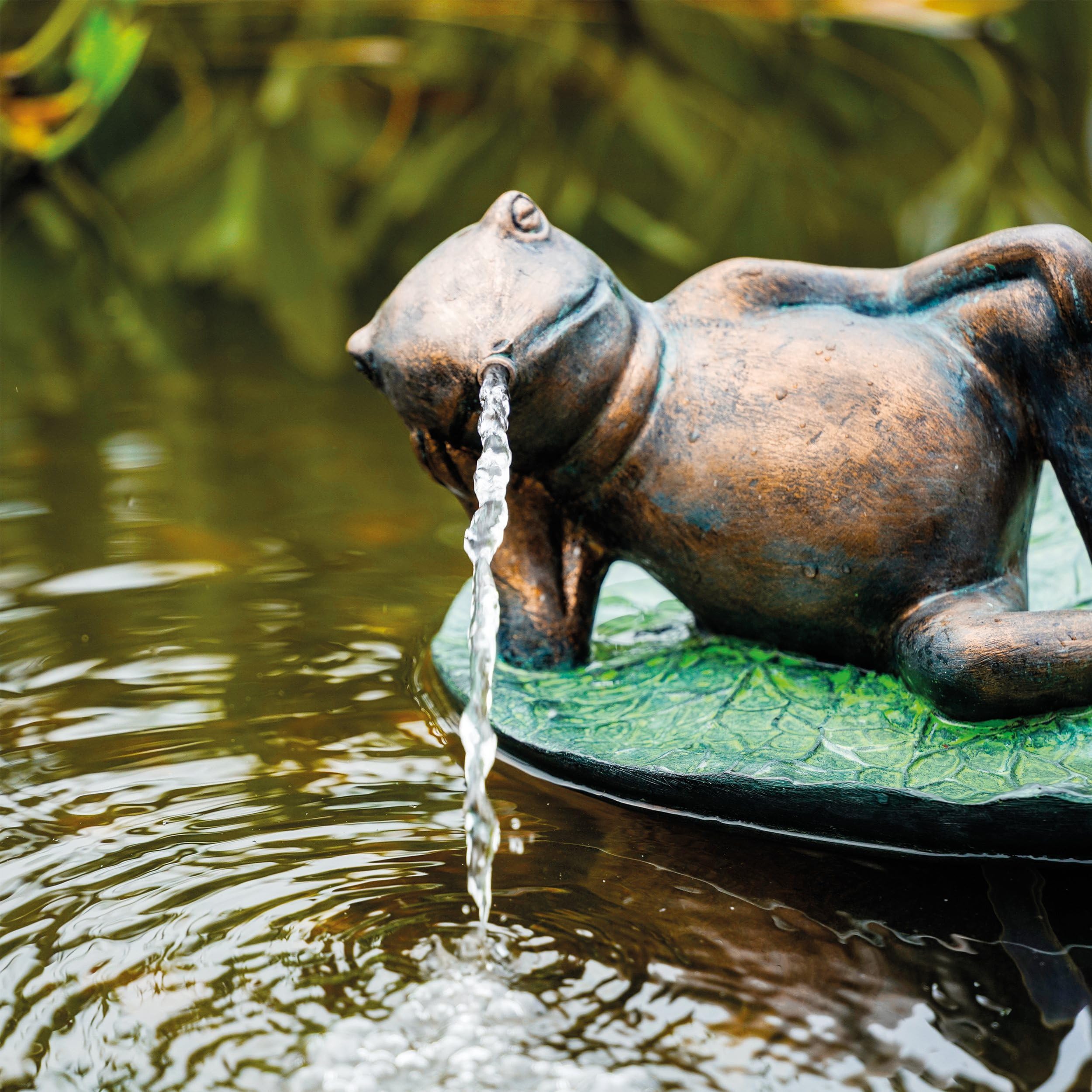 Esotec Solar Wasserspeier Set Frosch liegend auf Seerosenblatt, Pumpe, Solarmodul, Teichfigur, Gartenfiguren & Gartenstatuen, Gartenbrunnen Solar, Springbrunnen außen, Vogeltränke 101664