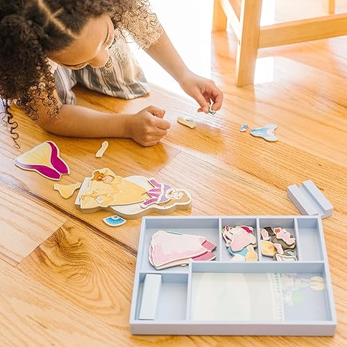 Miniatura 5 de Melissa & Doug Disney Belle - Juego de muñecas magnéticas de madera para disfrazarse (más de 30 piezas)