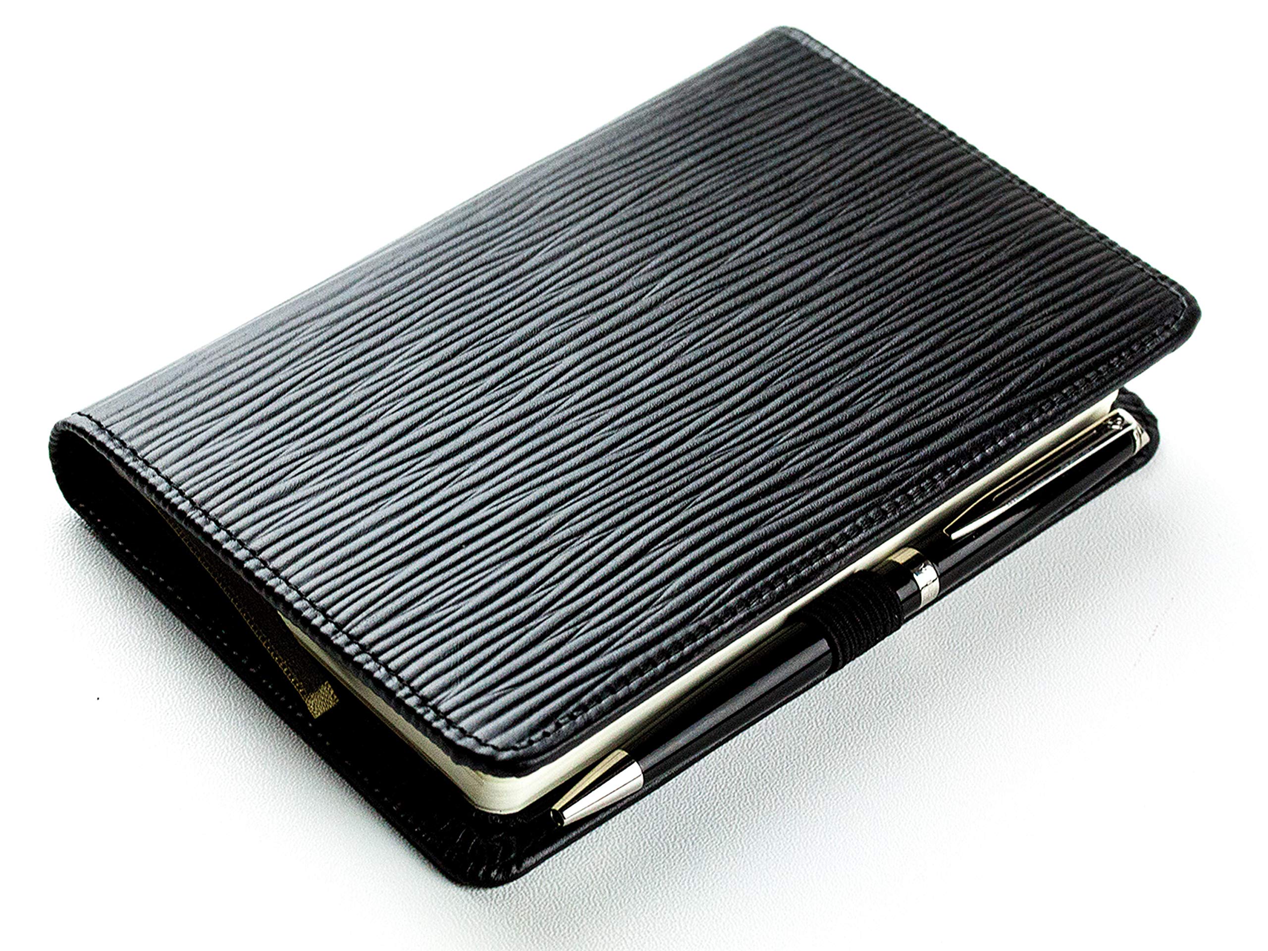 DELMON VARONE - Personalisierbares Taschen Notizbuch Etui DIN A6 Premium Leder Manhattan schwarz unliniert, Blankobuch ohne Linien im Hardcover Einband mit Stiftschlaufe, Einschubfächer und Merkband