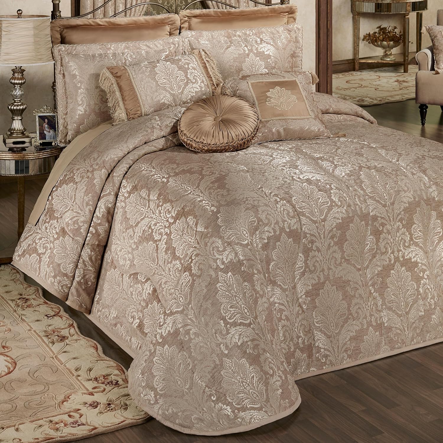 Touch of Class Camelot Luxury Bedding | Striking Emerald Green | Matte Satin Damask on Textured Jacquard-Woven Chenille 6 Piece Set Includes King Bedspread, 2 King Shams, and 3 Decorative Pillows