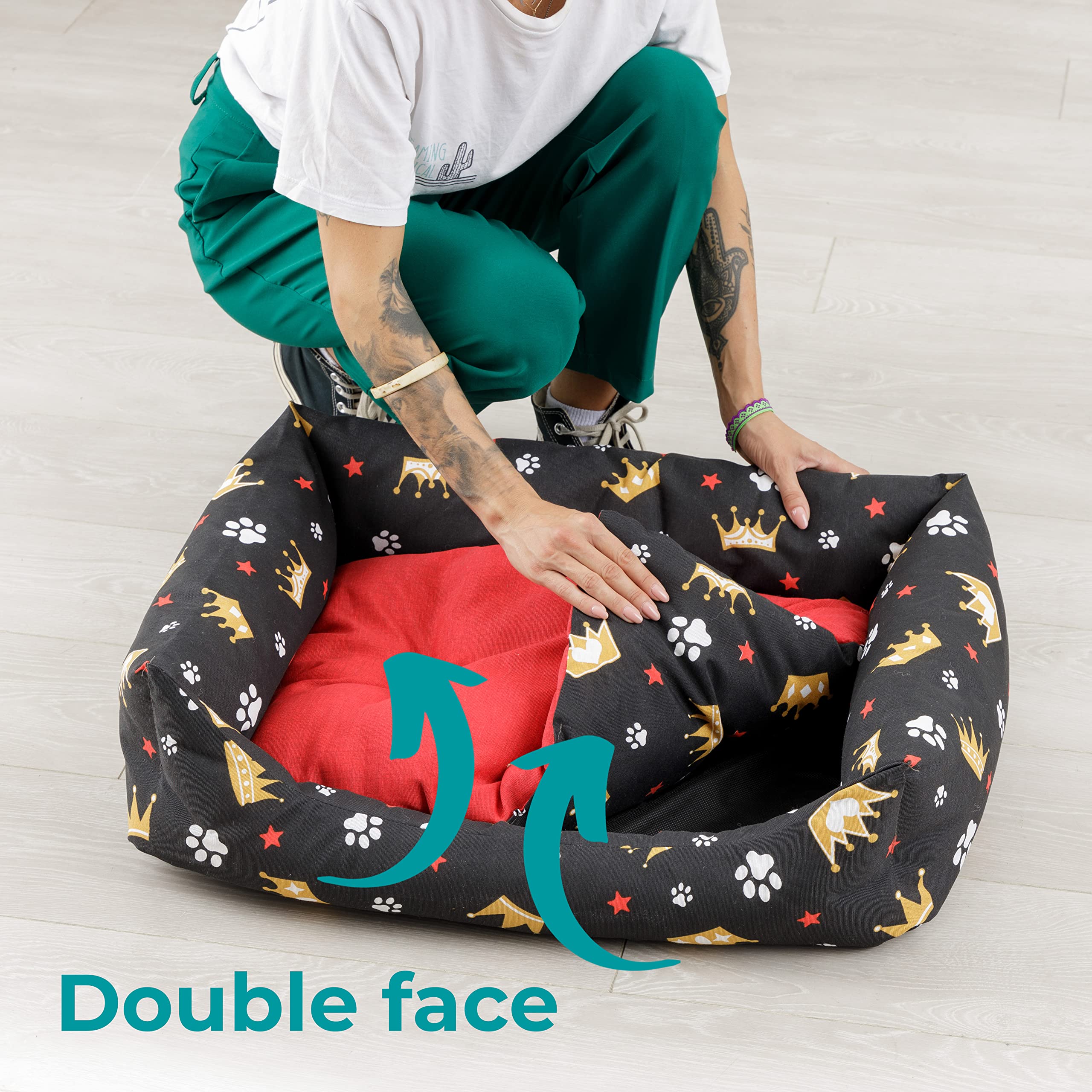 Baroni Home Cuccia per Cane in tessuto Taglia, Morbido Divano per Cani, Comodo, per Camera da Letto Salotto Corridoio, Lavabile (60x70 cm, Rosso e Nero con Corone)