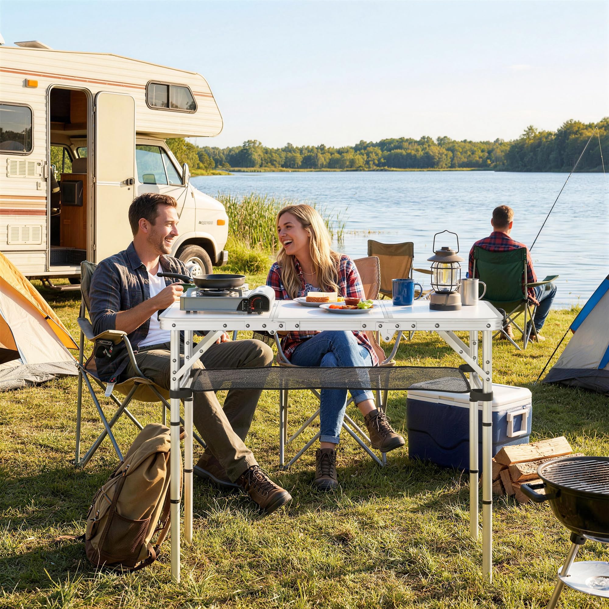 Mesa plegable de camping Outsunny de 91 cm, mesa de picnic con capa de almacenamiento de malla, bolsa de transporte y estructura metálica, portátil para jardín, parque, barbacoa, color blanco crema.