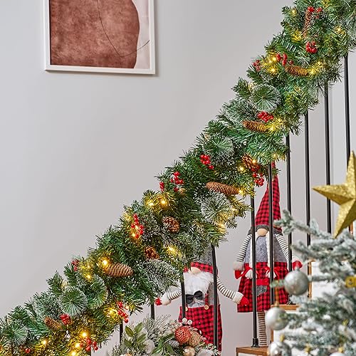 Miniatura 7 de Joiedomi Guirnalda de Navidad de 9 pies preiluminada con 50 luces de cadena, cerdas, piñas de pino, bayas de acebo para exteriores e interiores,