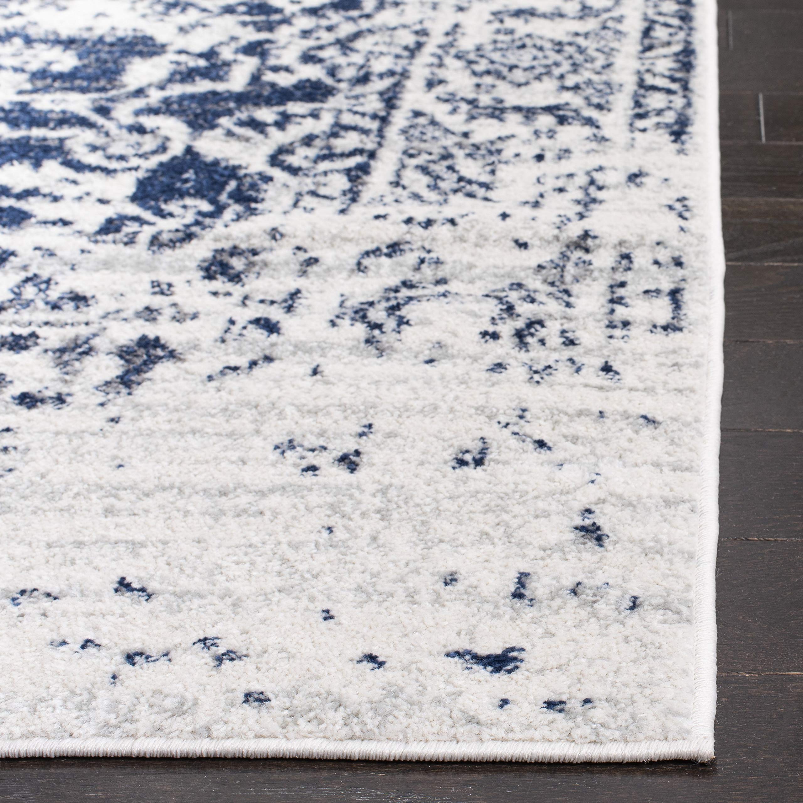 SAFAVIEH Tapis de Sol Vieilli pour Salon, Salle à manger, Chambre à coucher - Madison Collection, Tapis à poil court, Crème et Marine, 91 X 152 cm