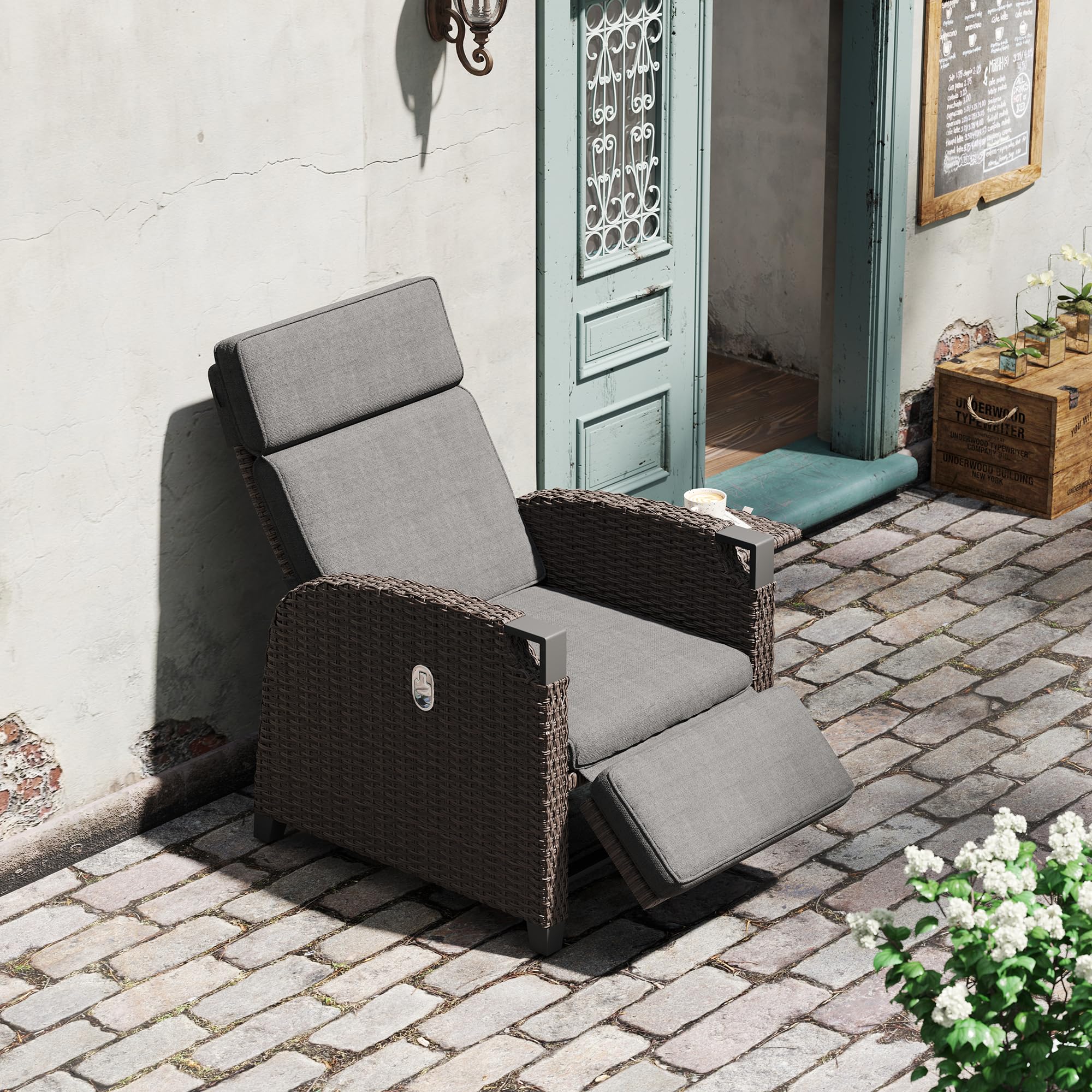 Amopatio Relaxliege Liegesessel, Rattan Sonnenliege mit Verstellbar Rückenlehne und Klapptisch, Outdoor Gartensessel Wetterfestes für Terrasse, Garten, Balkon, Grau & Dunkelbraun