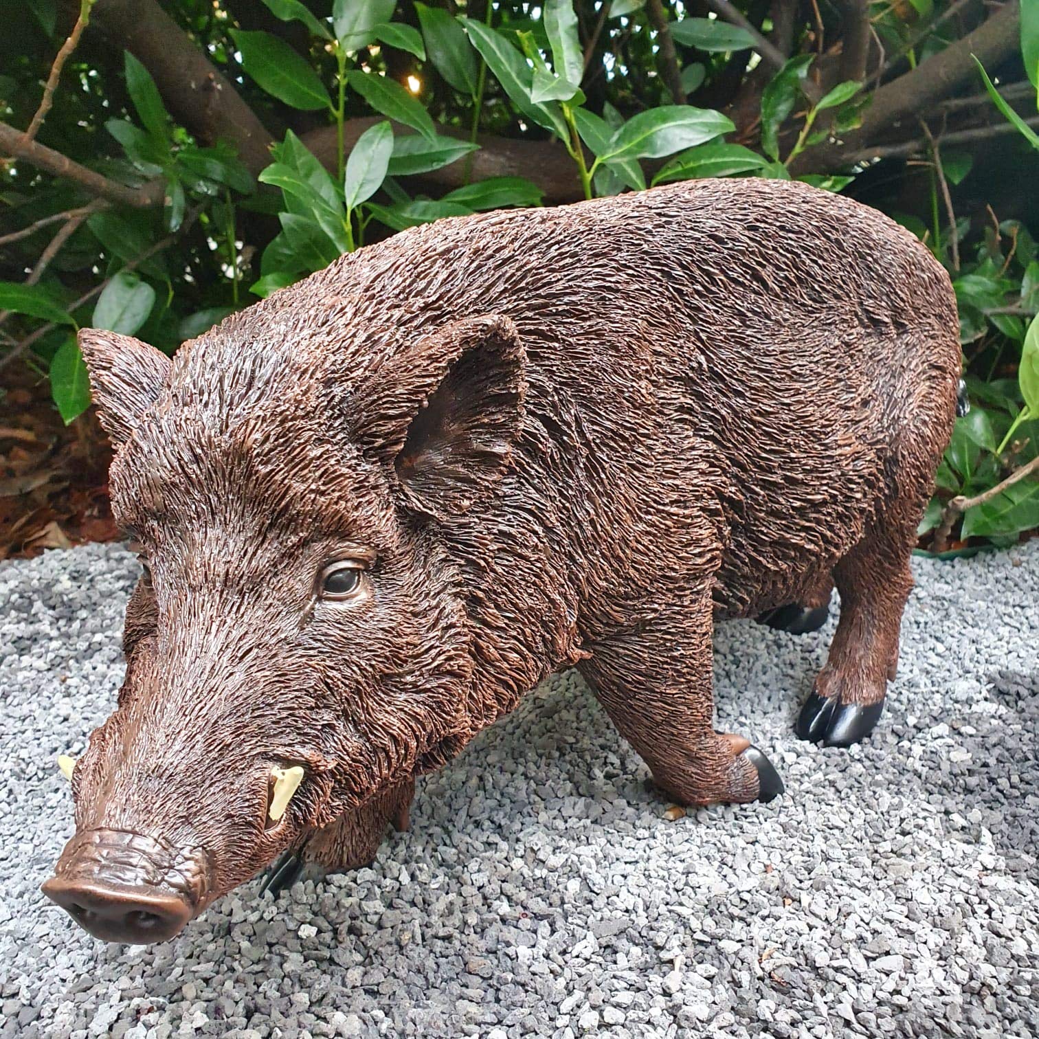Gartenfigur Wildschwein Lauerstellung 58 cm Dunkelbraun – wetterfeste Wildschweinfigur Kunstharz, Waldtier Garten Deko für draußen
