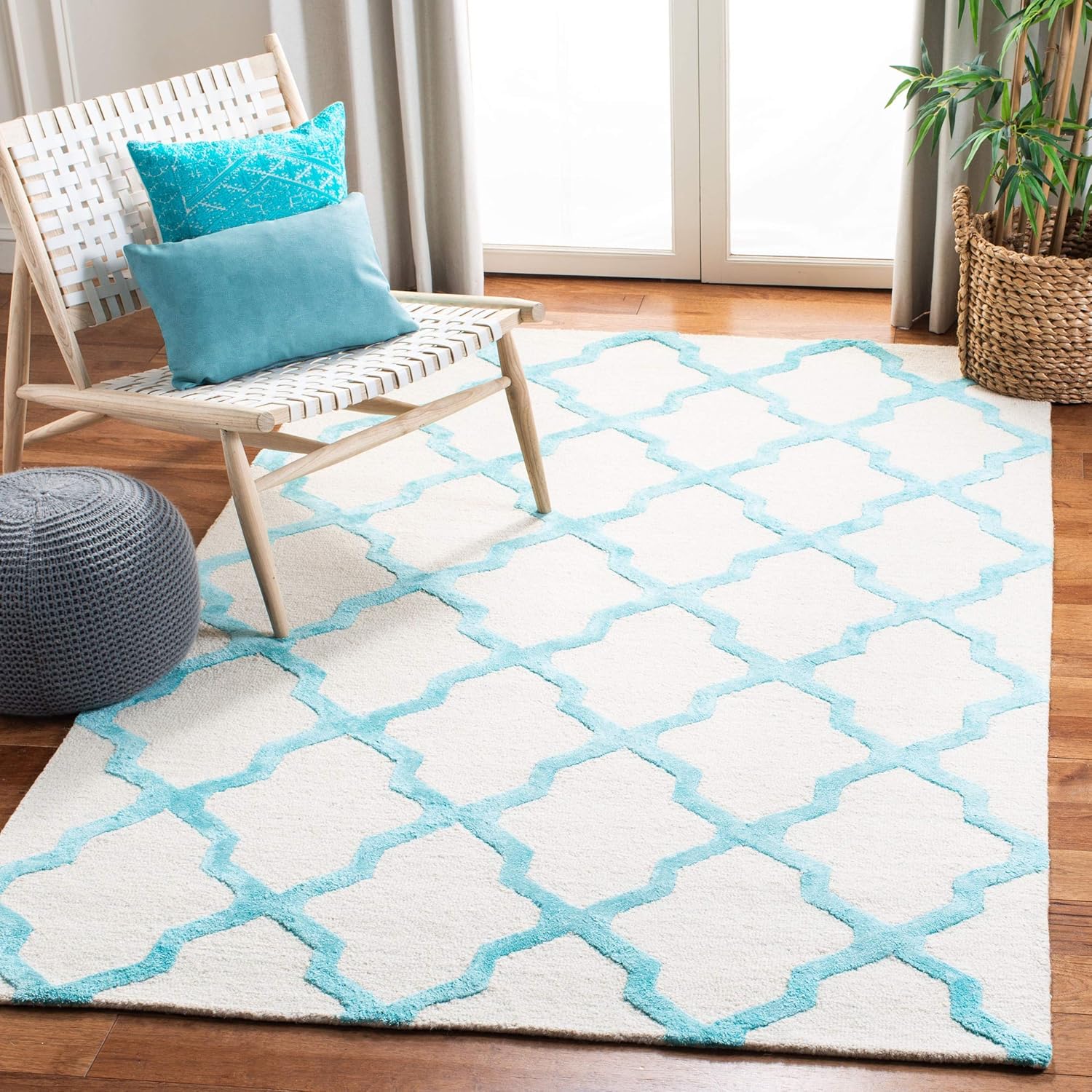 SAFAVIEH Cambridge Collection Area Rug - 6' x 9', Navy & Ivory, Handmade Trellis Wool & Viscose, Ideal for High Traffic Areas in Living Room, Bedroom (CAM155G)