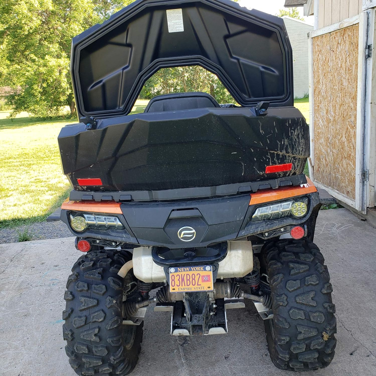 CFMOTO Rear Cargo Box mounted on an ATV, rear view amb tapa oberta