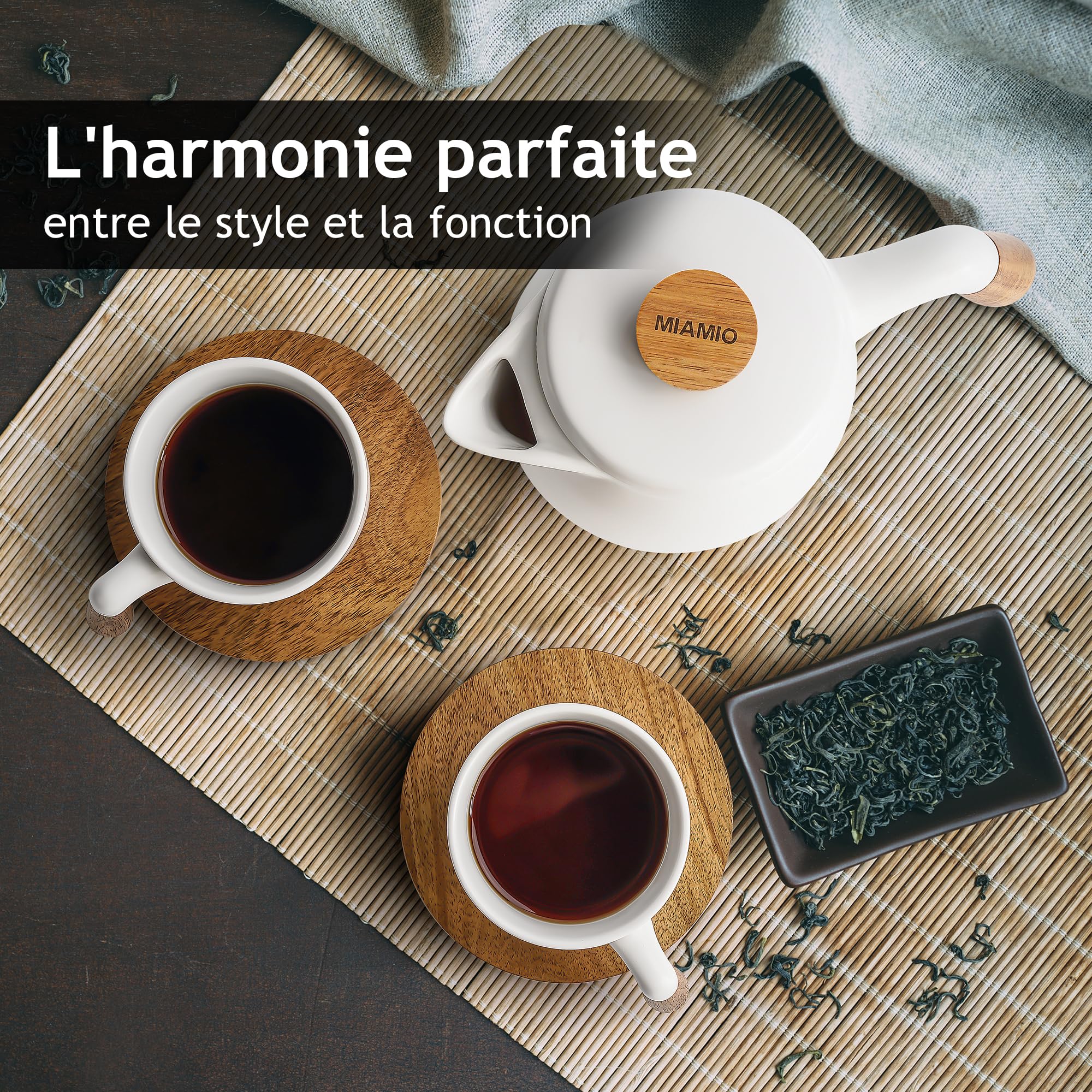 MIAMIO - Théière en céramique de 1000 ml avec infuseur et tasses/passoire à thé, support, 4 tasses à thé en céramique (300 ml), soucoupes en bambou/poignée pour la maison et le bureau (Blanc)