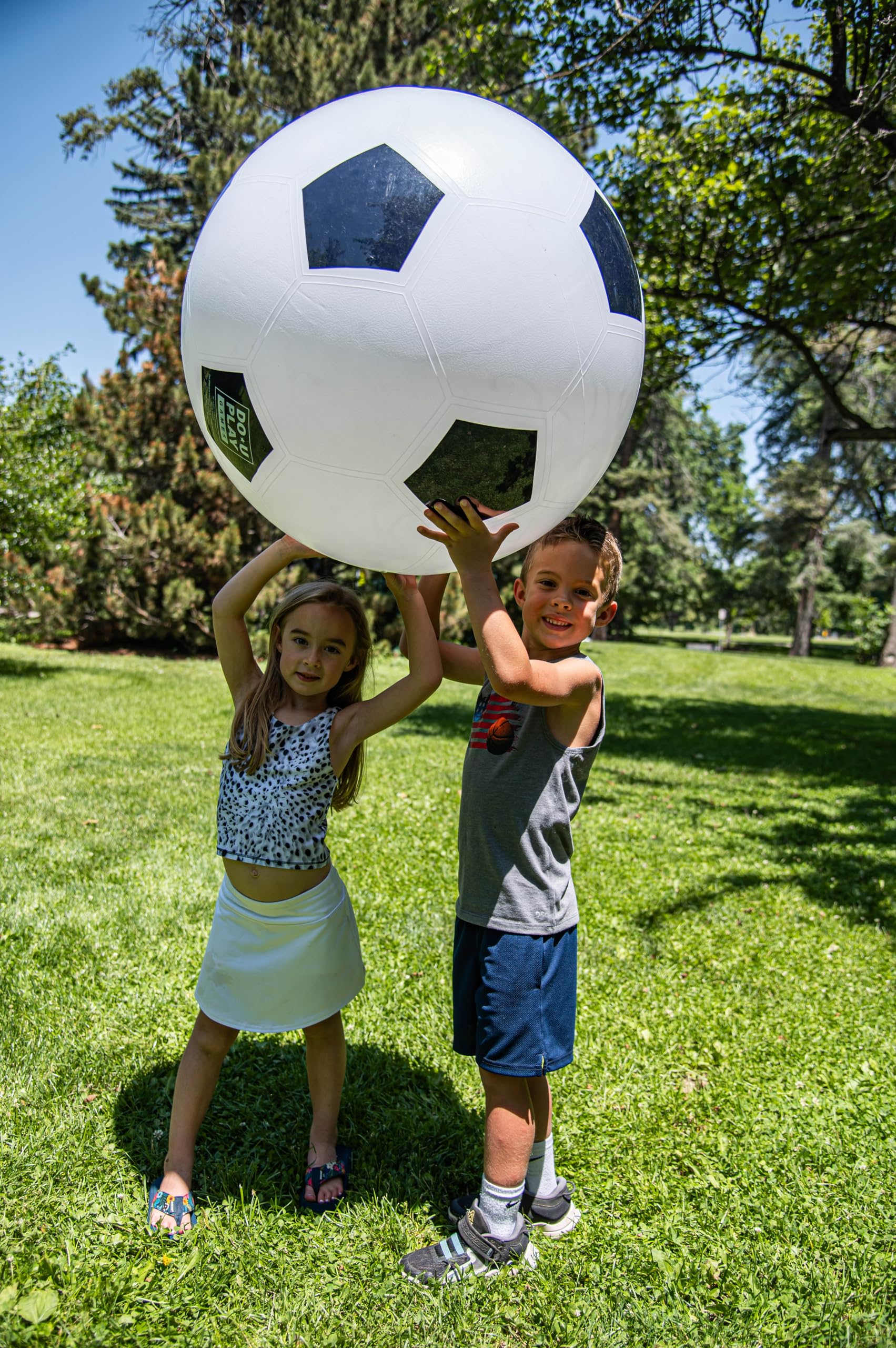 Jumbo-Fußball - Ø 76 cm - Riesen-Ball aus robustem Gummi, aufblasbar mit Handpumpe, Outdoor-Spielzeug für Kinder und Familie, ab 3 Jahren, Weiß, Schwarz, Extra groß